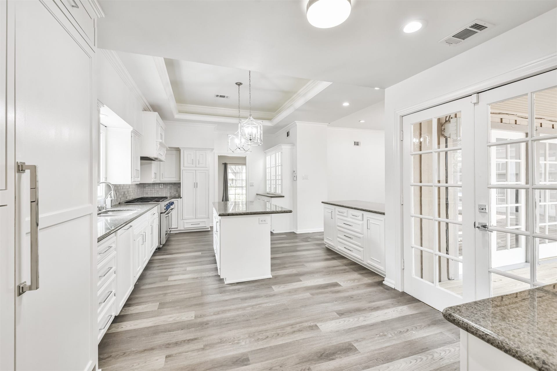 KITCHEN/BREAKFAST