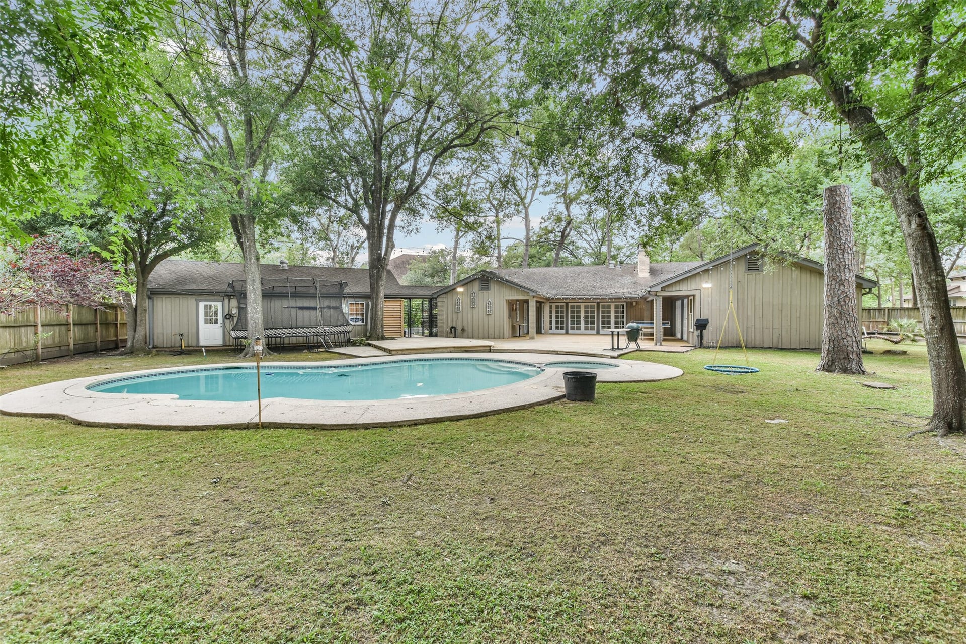 1/2 acre private loot w/pool!