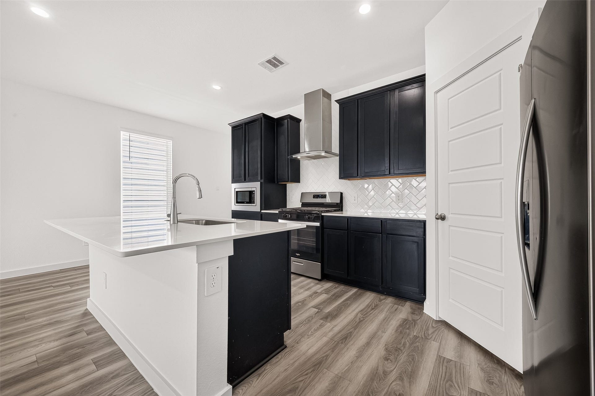 3021 Skyline Mesa Drive, Houston, TX 77047 Kitchen counter