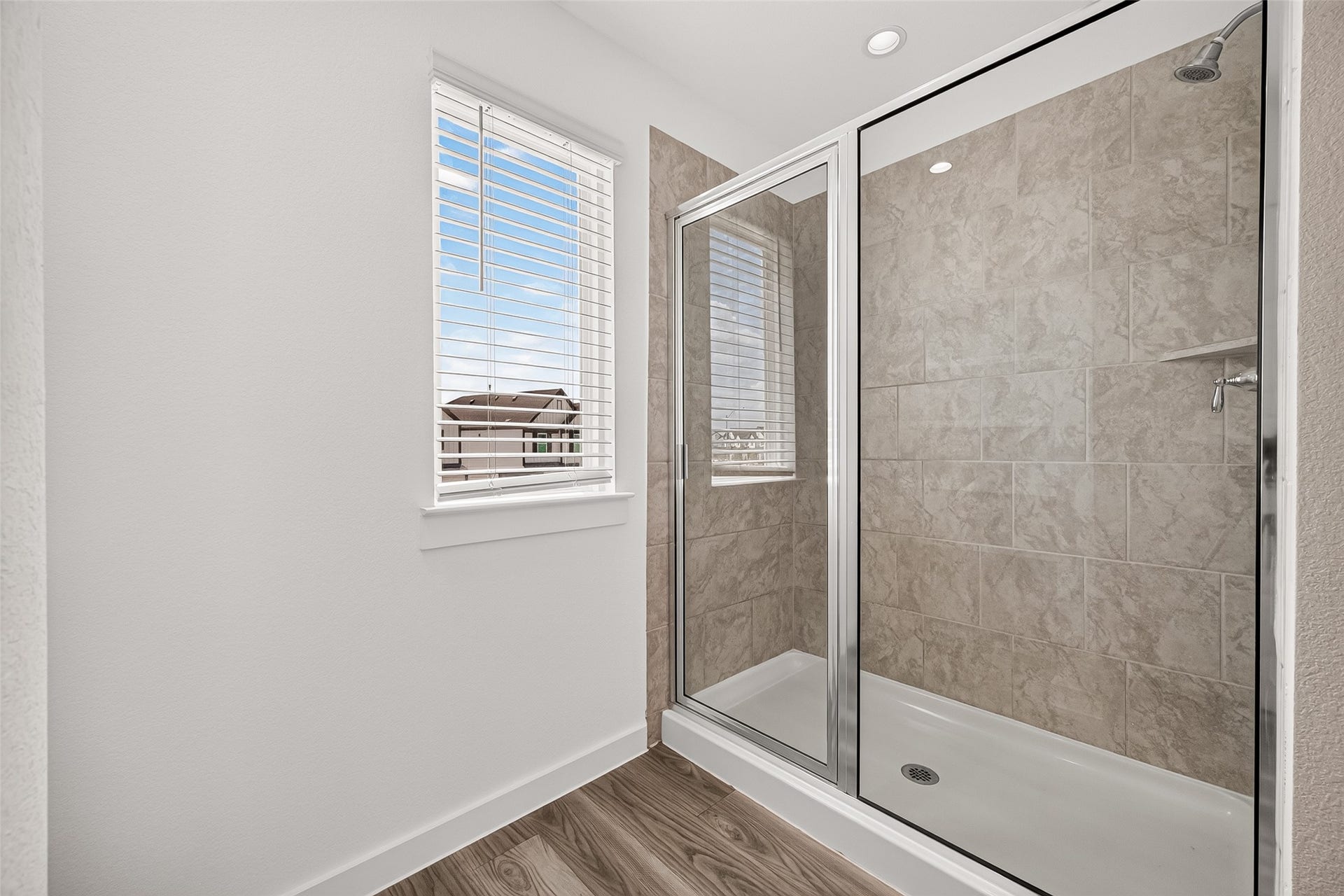 3021 Skyline Mesa Drive, Houston, TX 77047 Primary Bathroom