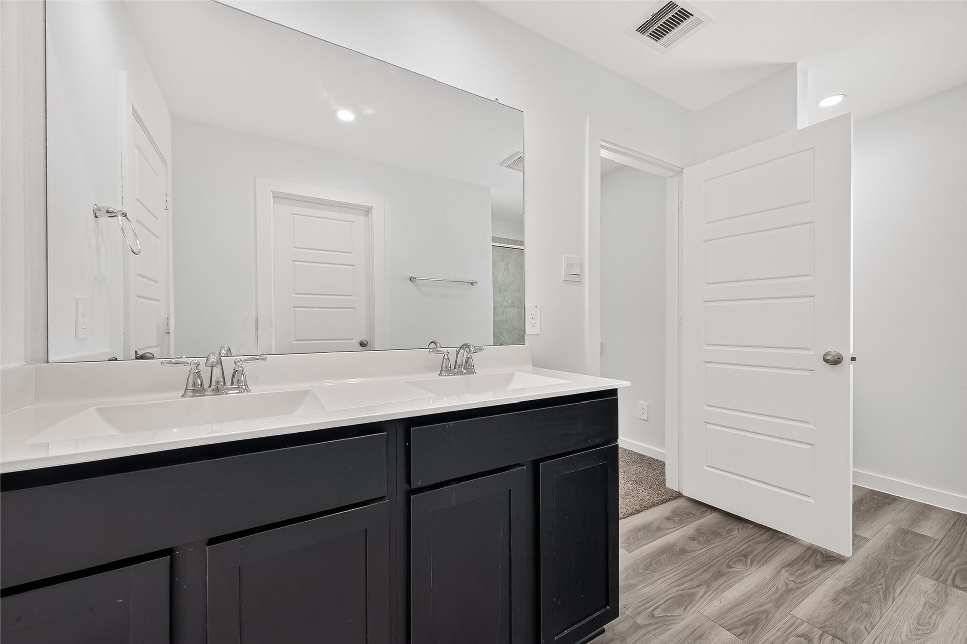 3021 Skyline Mesa Drive, Houston, TX 77047 Primary Bathroom