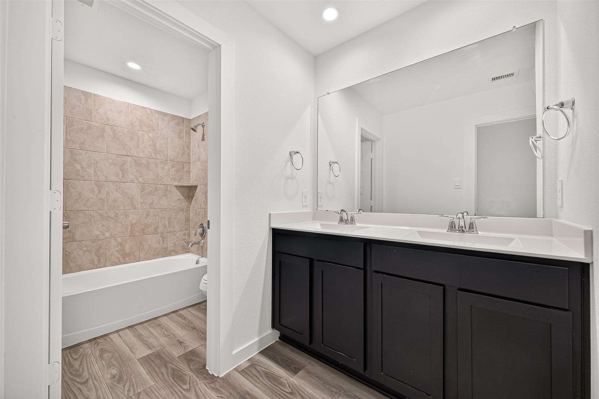 3021 Skyline Mesa Drive, Houston, TX 77047 Secondary bathroom