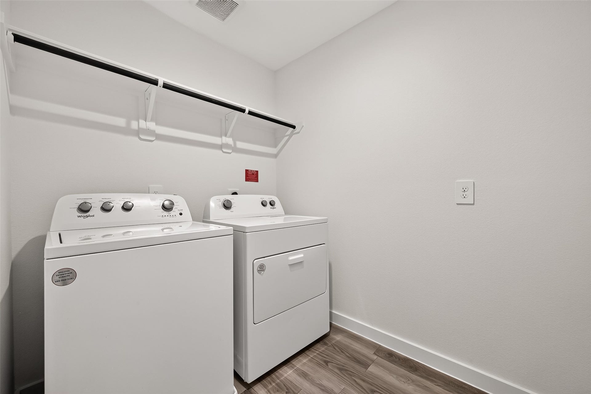 3021 Skyline Mesa Drive, Houston, TX 77047 Laundry Room