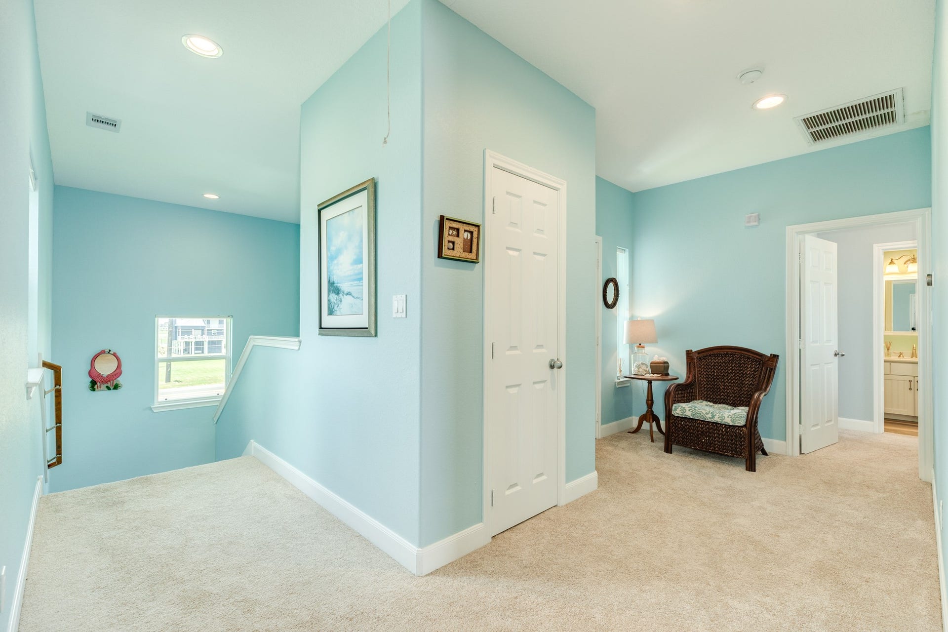 18502 E De Vaca, Galveston, TX 77554 2nd floor foyer area is a nice location to sit and collect your thoughts, read a book or just visit with a guest.
