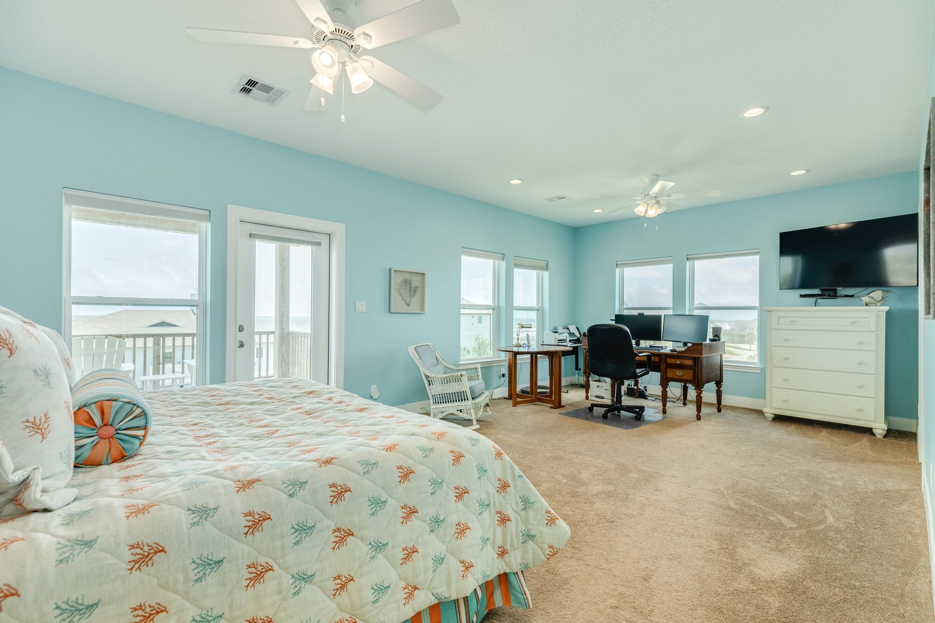 18502 E De Vaca, Galveston, TX 77554 Office configuration in SW corner of bedroom.