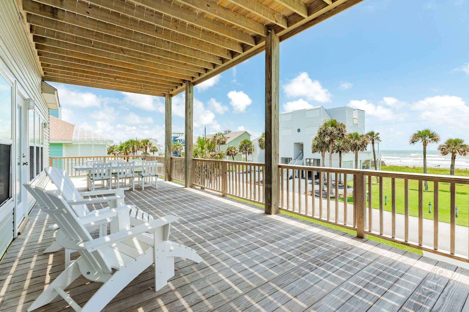 18502 E De Vaca, Galveston, TX 77554 The first elevated deck provides an additional 600+ sq ft of outdoor entertainment and relaxation space.