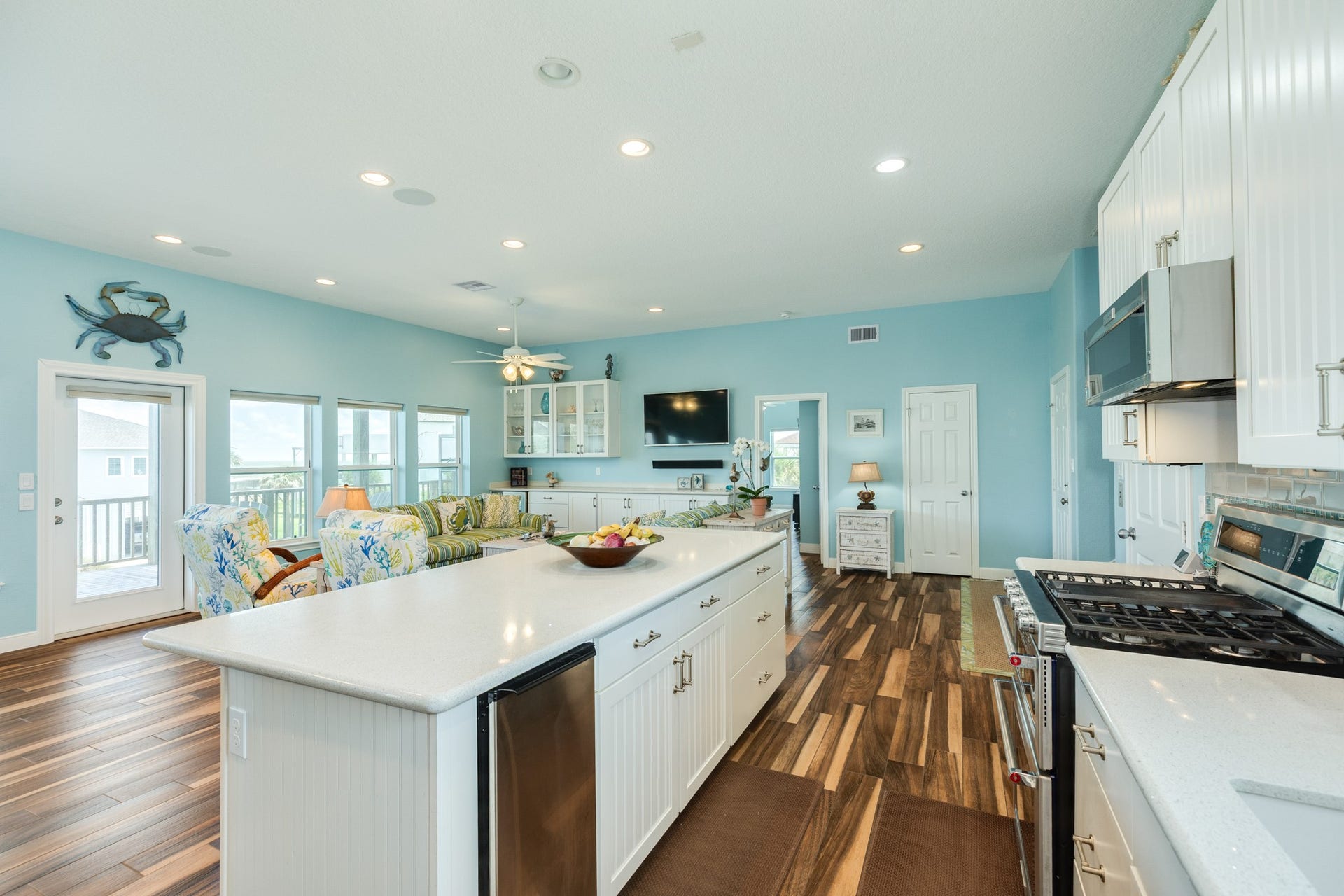18502 E De Vaca, Galveston, TX 77554 The kitchen is the center of attraction for this room.