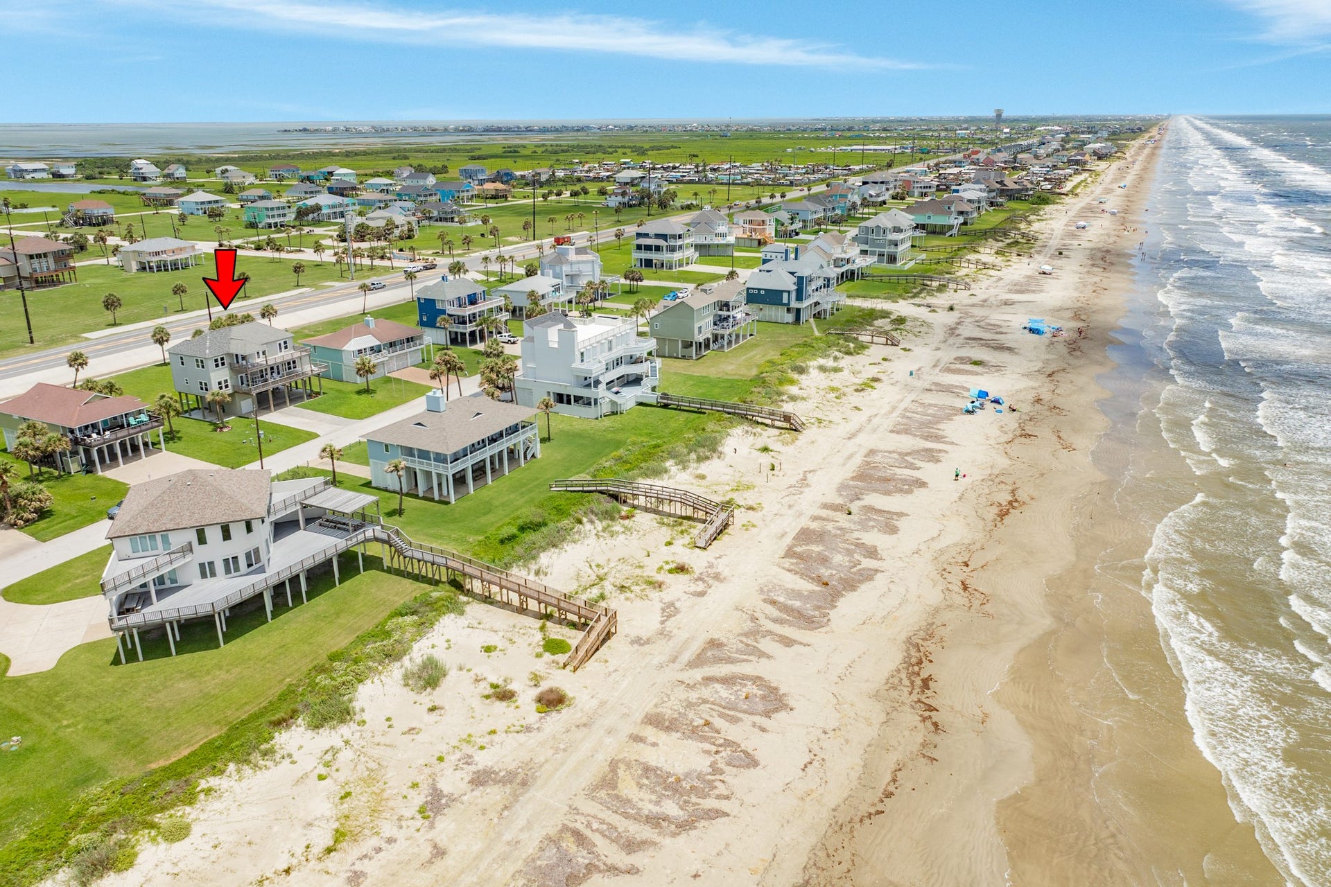 18502 E De Vaca, Galveston, TX 77554 Beach access just a short walk away to the community access point.