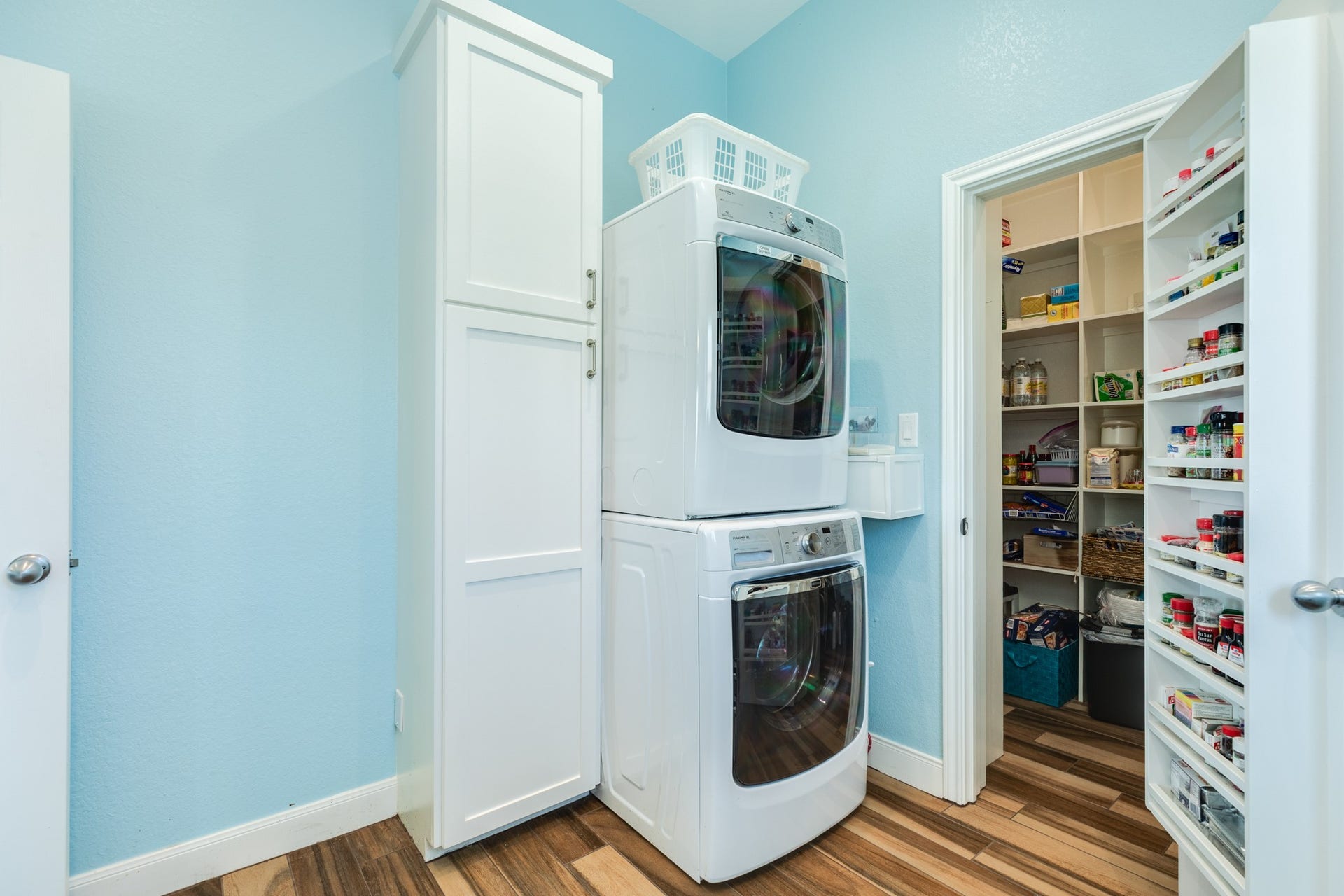 18502 E De Vaca, Galveston, TX 77554 The utility room also contains a large walk in pantry.