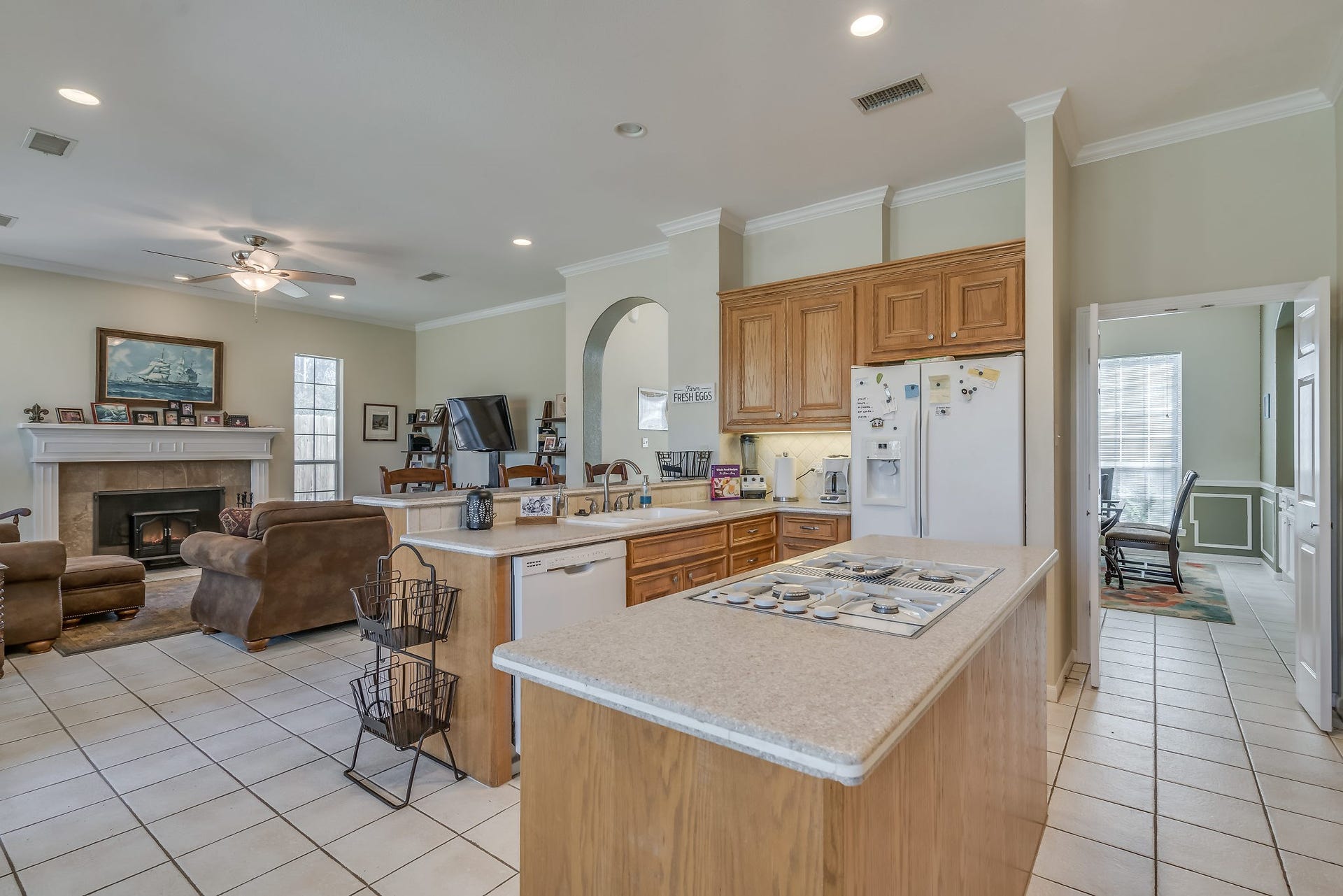 2500 Centerline Road, Conroe, TX 77384 Experience the perfect blend of openness and convenience in this airy space, featuring a seamless backdoor exit ideal for effortless grilling and eating al fresco