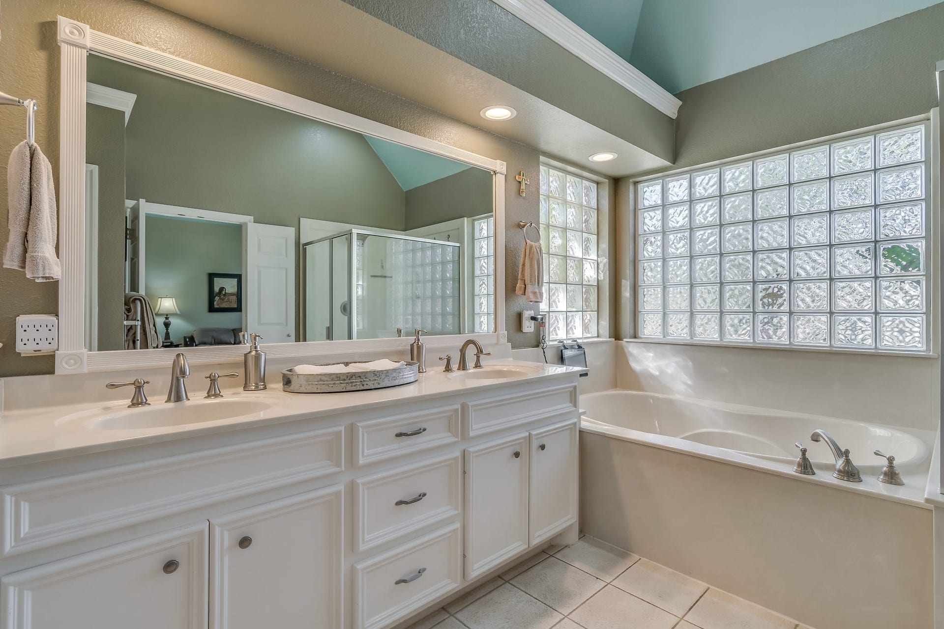 2500 Centerline Road, Conroe, TX 77384 Discover your oasis in this spacious primary bath featuring elegant double vanities, a generous closet, and stylish tile flooring