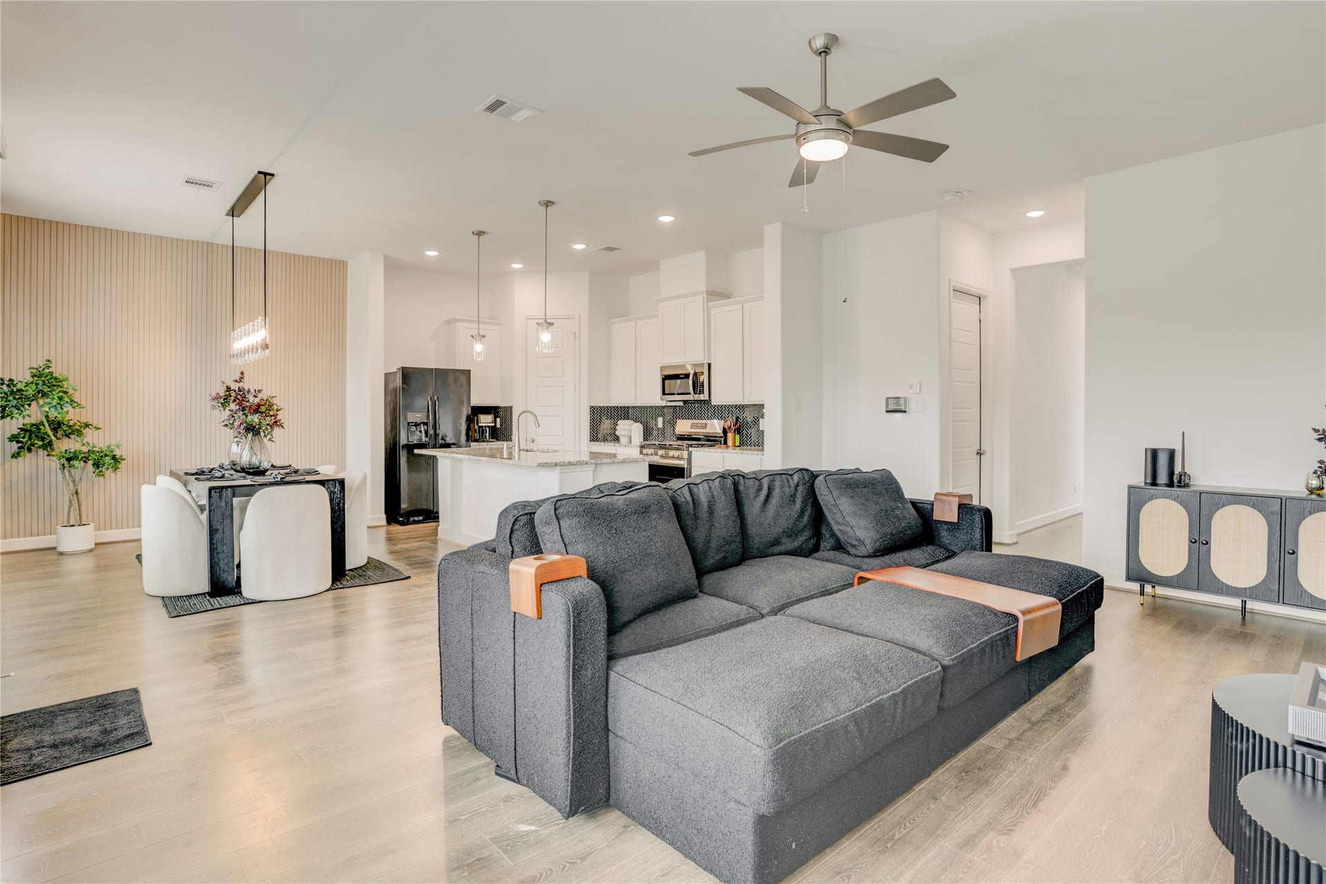 8926 Covenant Place, Houston, TX 77055 A refreshingly clean and furnished home is ready for you.