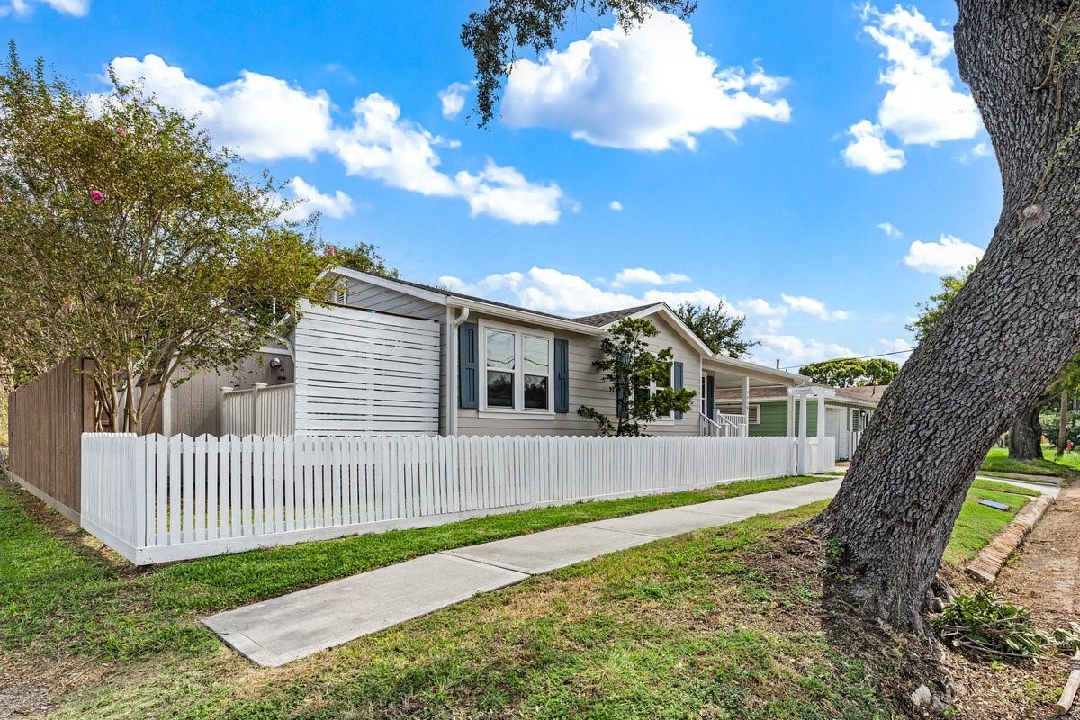 1414 29th Street, Galveston, TX 77550 Beautiful Oak tree out front!