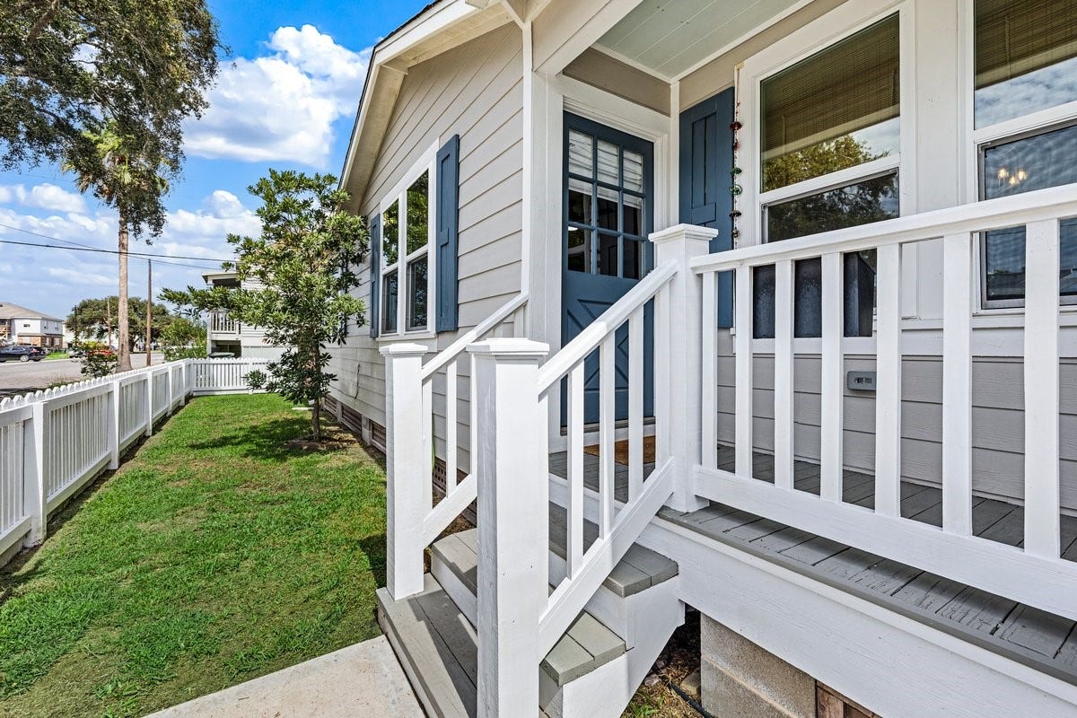 1414 29th Street, Galveston, TX 77550 Fully fenced, low-maintenance yard at 1414 29th Street.
