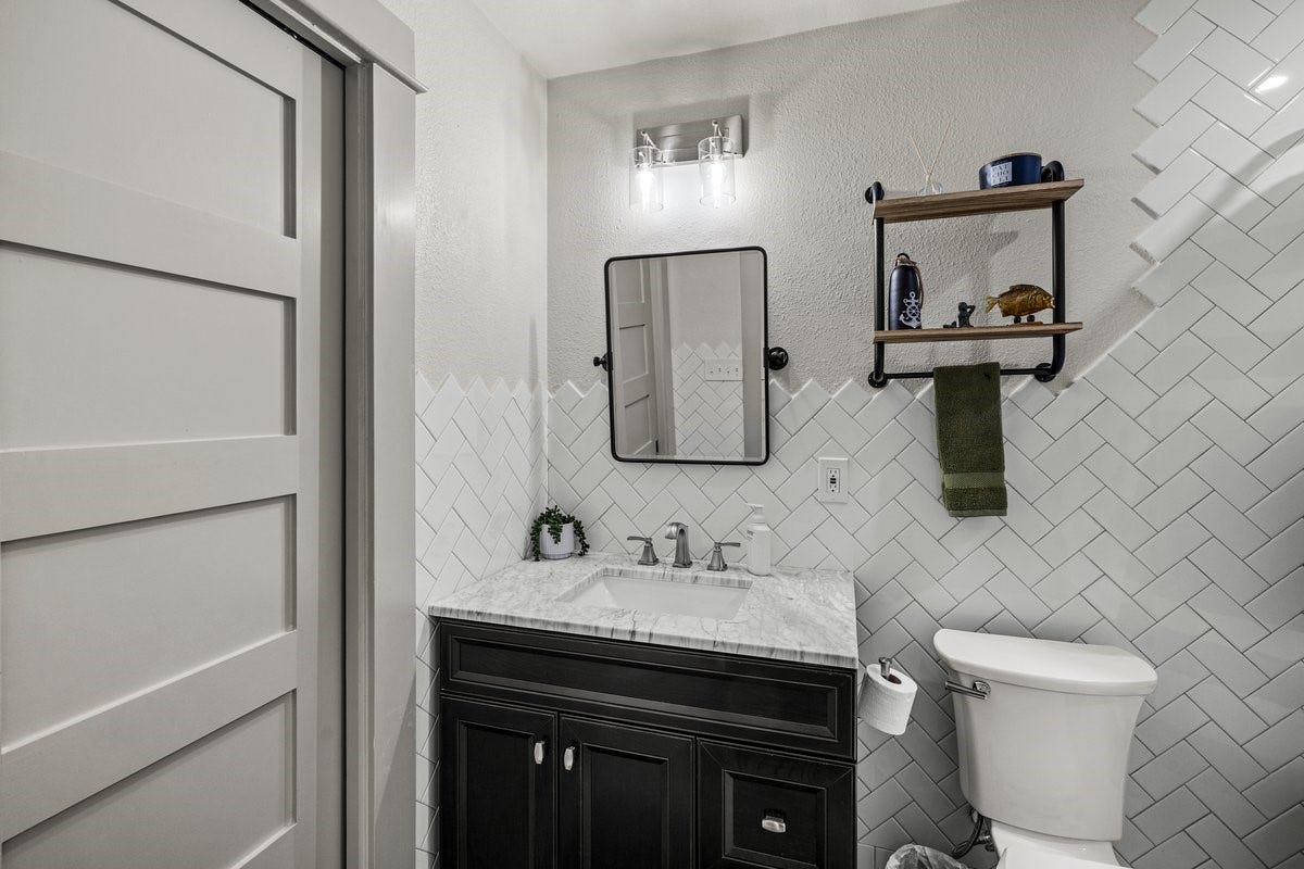 1414 29th Street, Galveston, TX 77550 Primary Bathroom #2