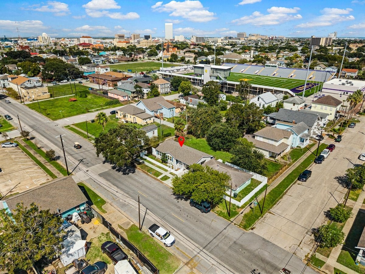 1414 29th Street, Galveston, TX 77550 Conveniently located near Galveston's Historic Strand District, with shopping, dining, and entertainment just minutes away.