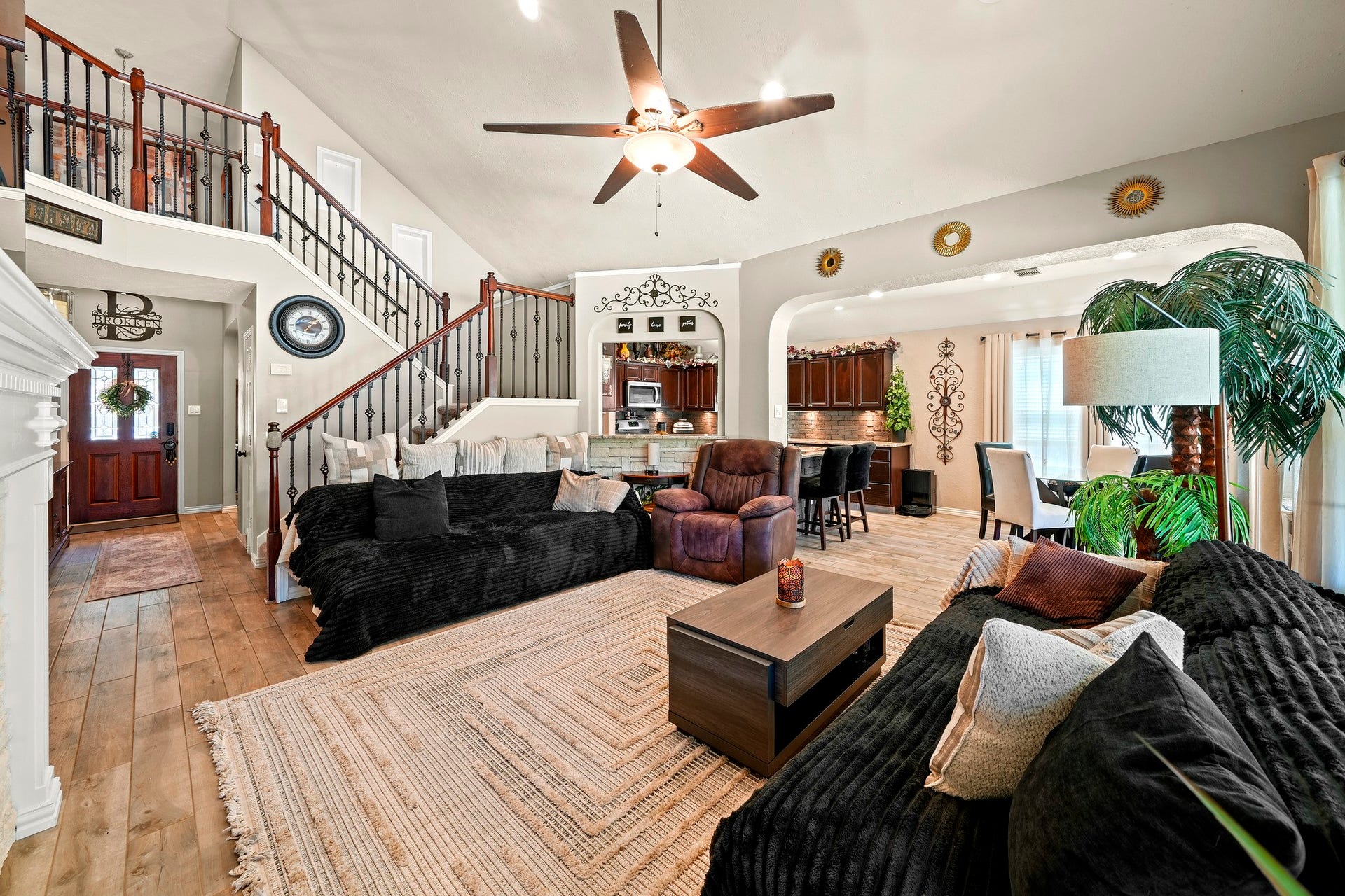 1806 Kensington Park Circle, Spring, TX 77386 Expansive living area with open flow.