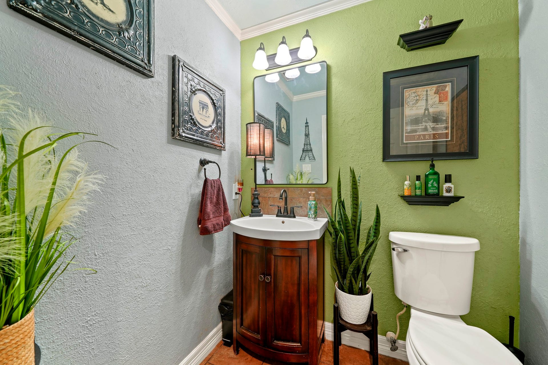 1806 Kensington Park Circle, Spring, TX 77386 Stylish powder bath.