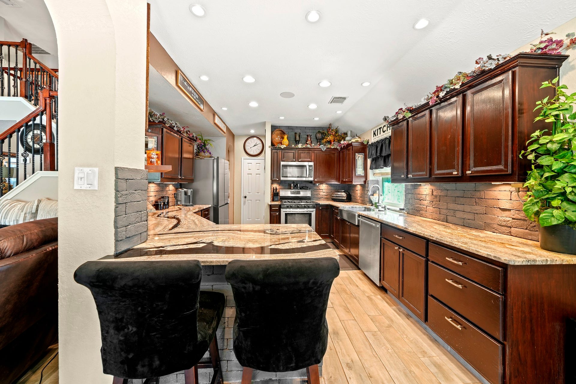 1806 Kensington Park Circle, Spring, TX 77386 Bright, beautifully appointed kitchen.