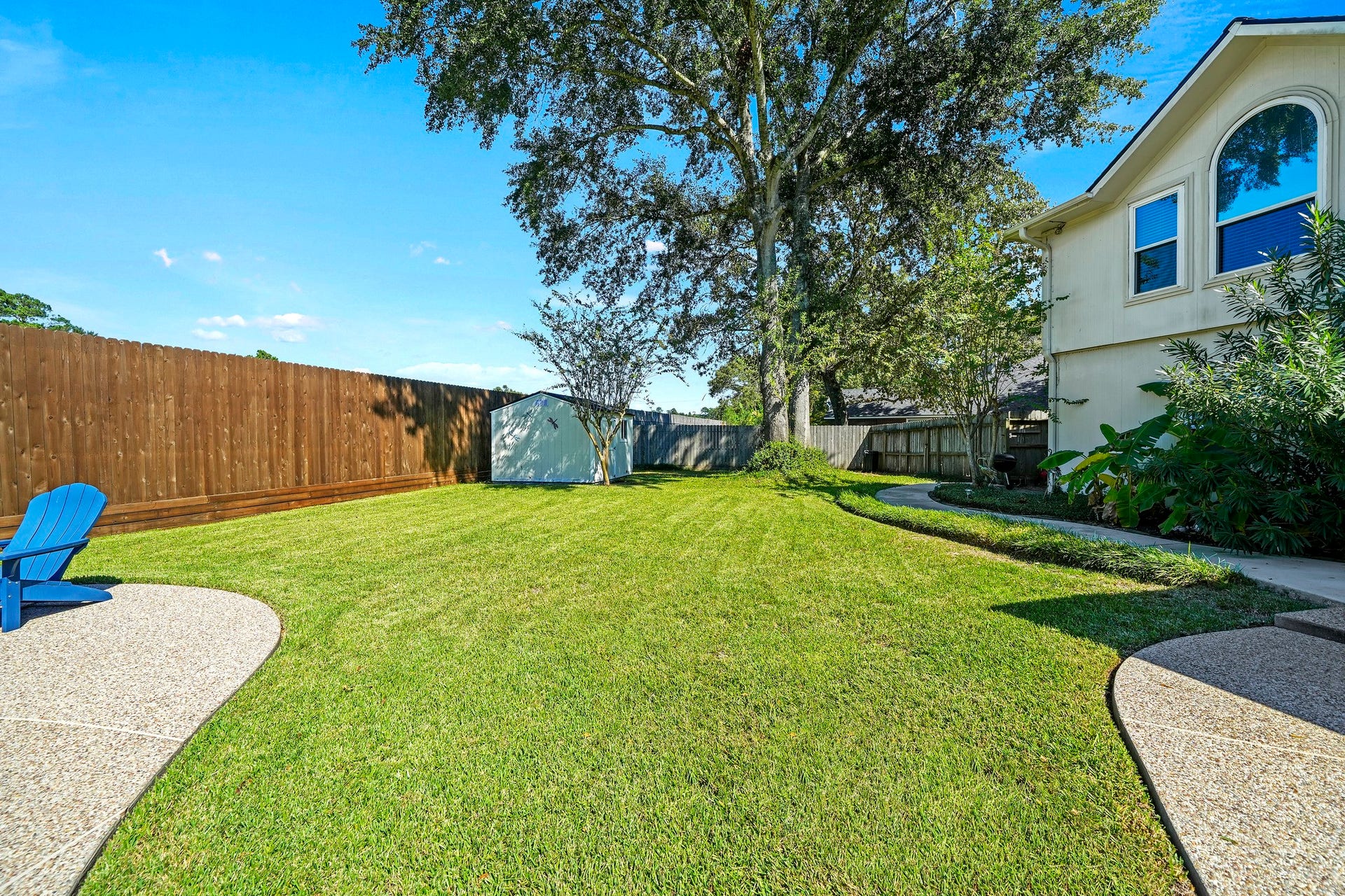 1806 Kensington Park Circle, Spring, TX 77386 Sprawling backyard with lush lawn.