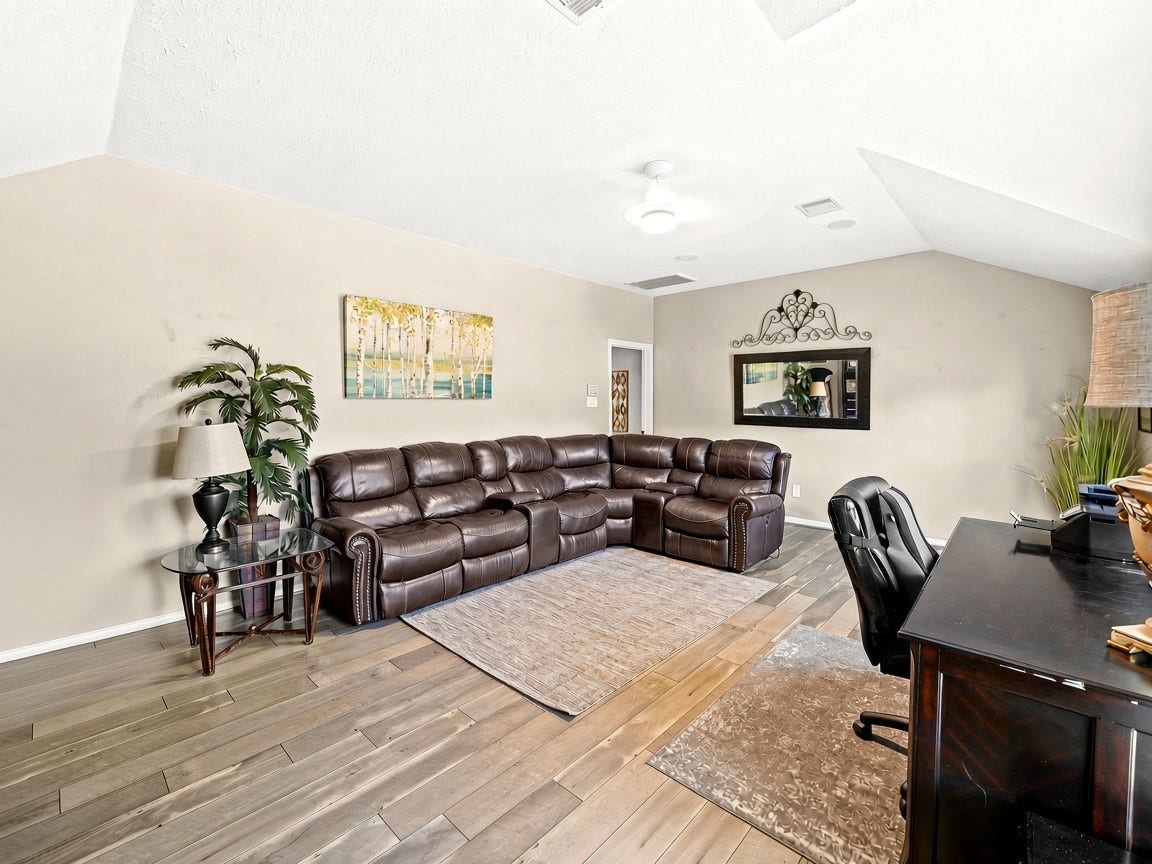 1806 Kensington Park Circle, Spring, TX 77386 Expansive upstairs game room. Virtually staged.
