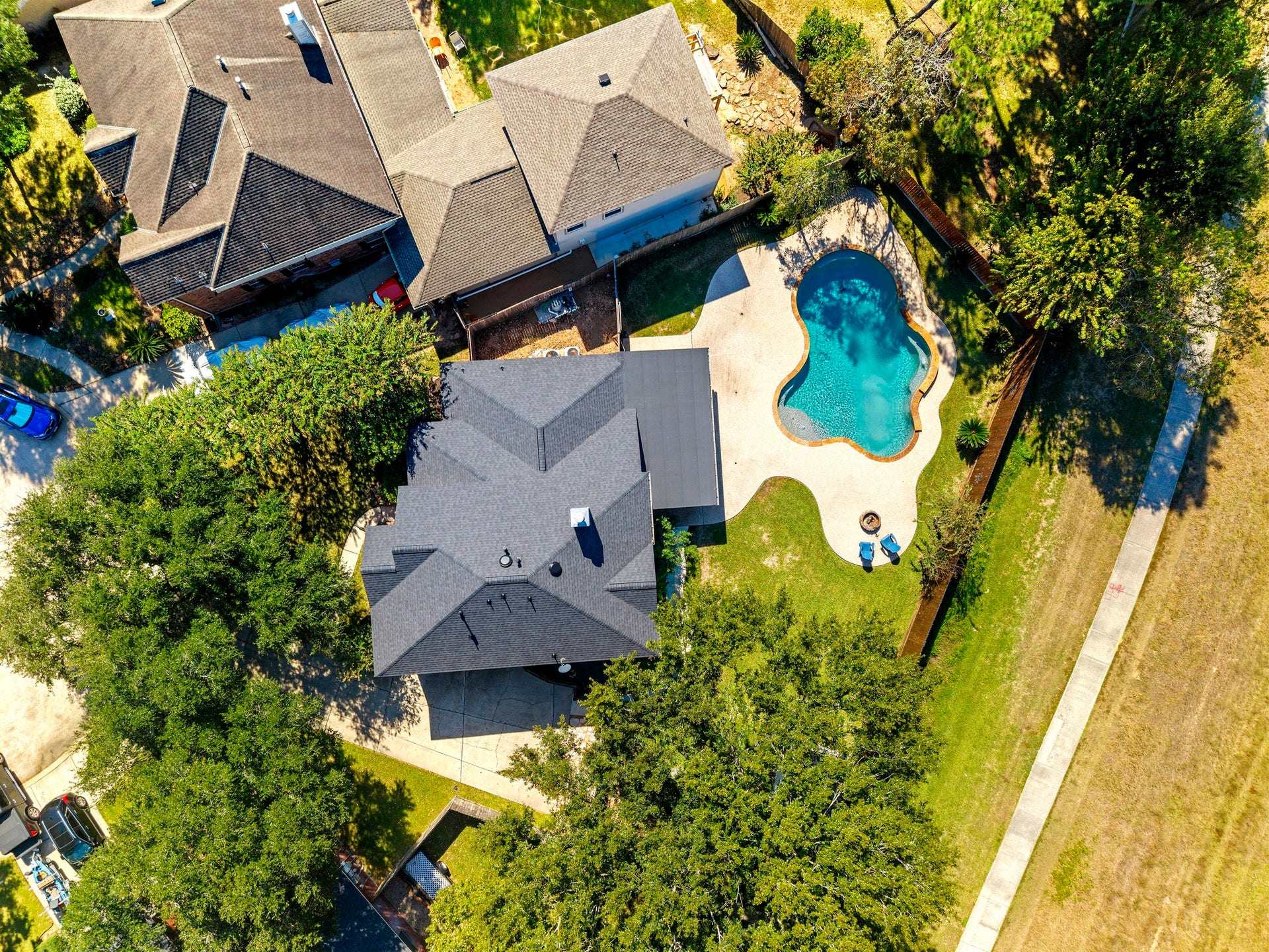 1806 Kensington Park Circle, Spring, TX 77386 Aerial view of the pool and lot. Virtually staged.
