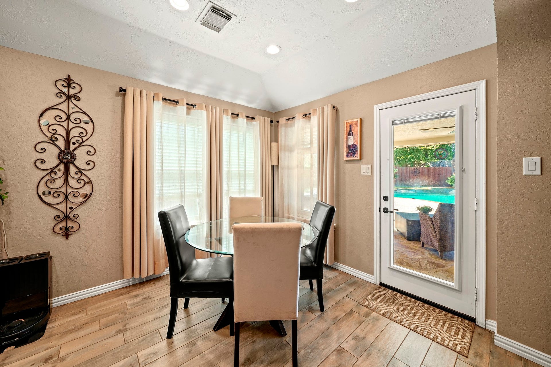 1806 Kensington Park Circle, Spring, TX 77386 Sunlit breakfast nook with backyard views.