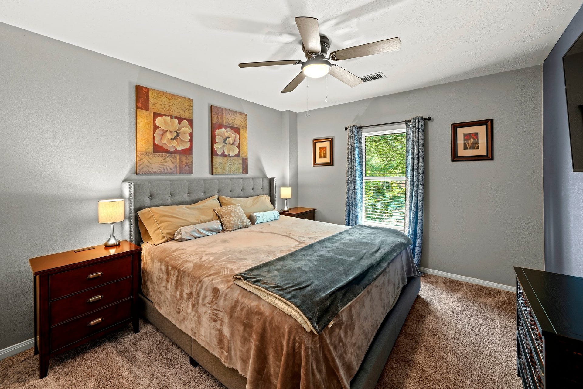 1806 Kensington Park Circle, Spring, TX 77386 Bright and airy secondary bedroom.