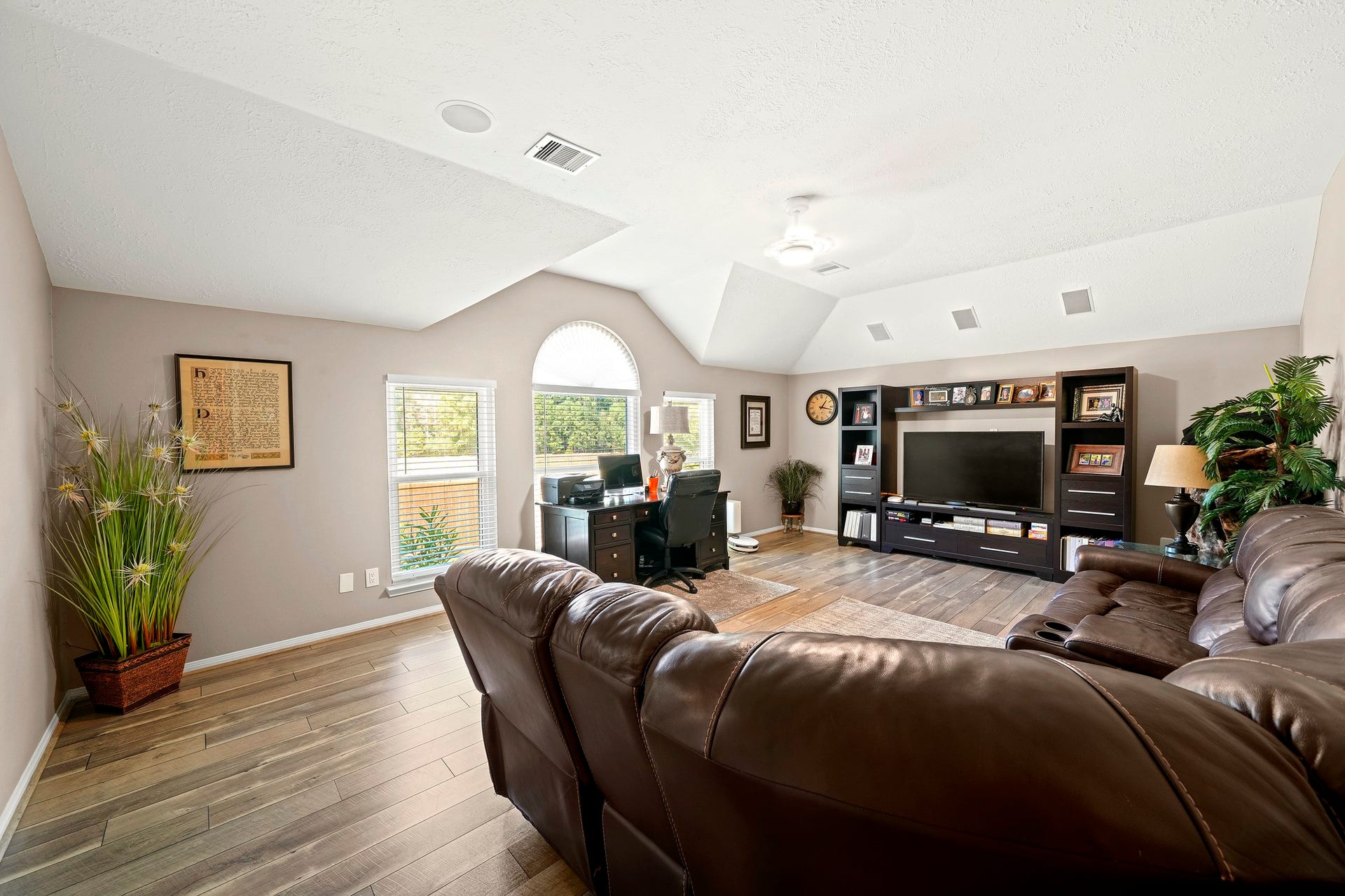 1806 Kensington Park Circle, Spring, TX 77386 Versatile game room with ample space.