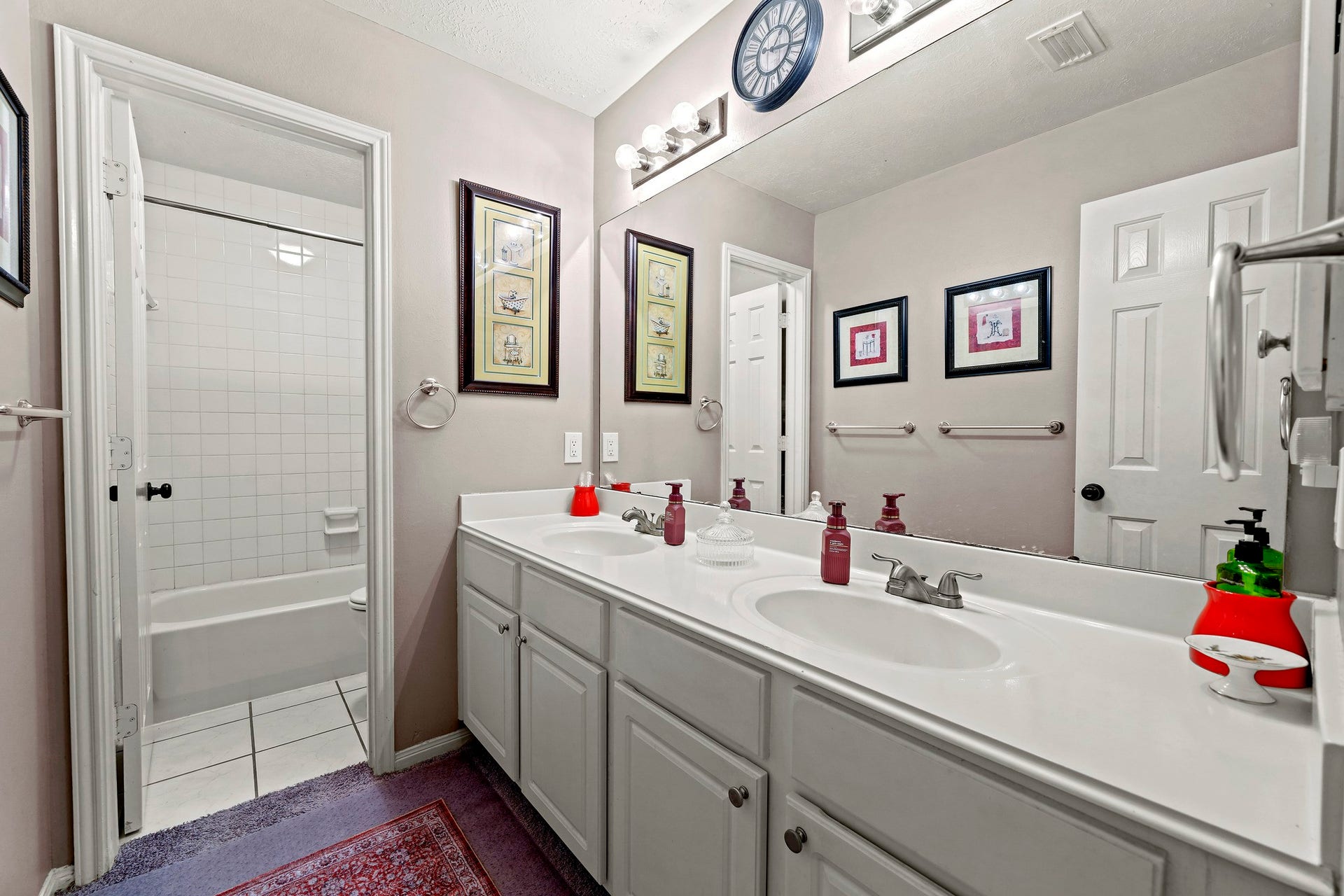 1806 Kensington Park Circle, Spring, TX 77386 Full bath with tub and shower combo.