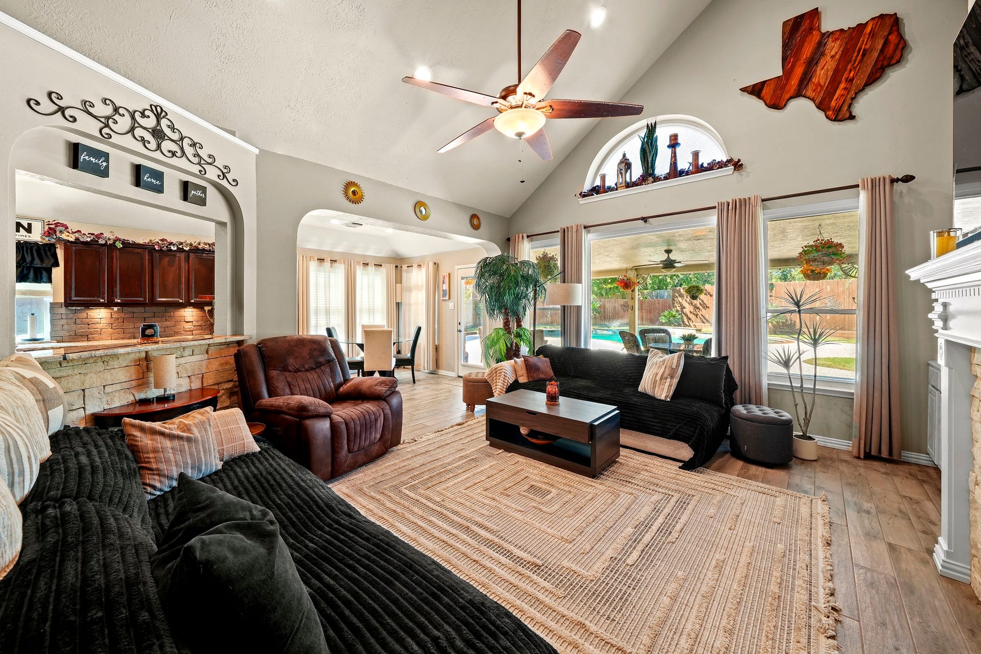 1806 Kensington Park Circle, Spring, TX 77386 Sun-drenched living room with lofty ceilings.