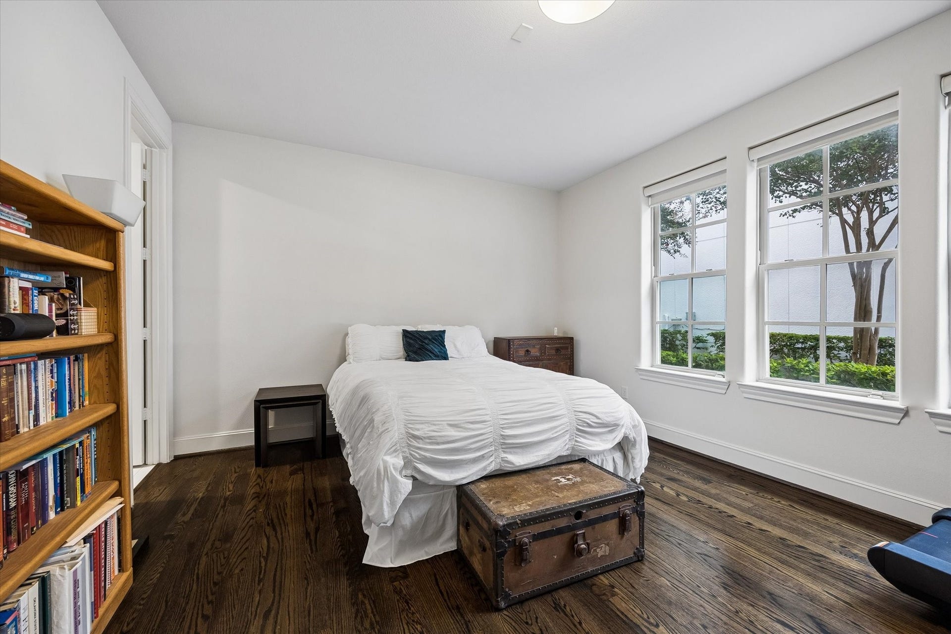2725 Cohn Garden, Houston, TX 77007 Conveniently located on the first floor, this secondary bedroom offers hardwood floors, generous proportions, and abundant natural light from a wall of windows. Ideal for guests or multigenerational living with added privacy from the upstairs bedrooms.