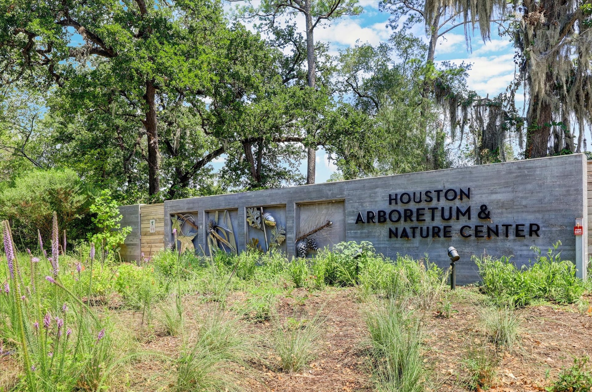 2725 Cohn Garden, Houston, TX 77007 Minutes from the Houston Arboretum & Nature Center, offering miles of trails, native landscapes, and a quiet escape into nature just outside the neighborhood.