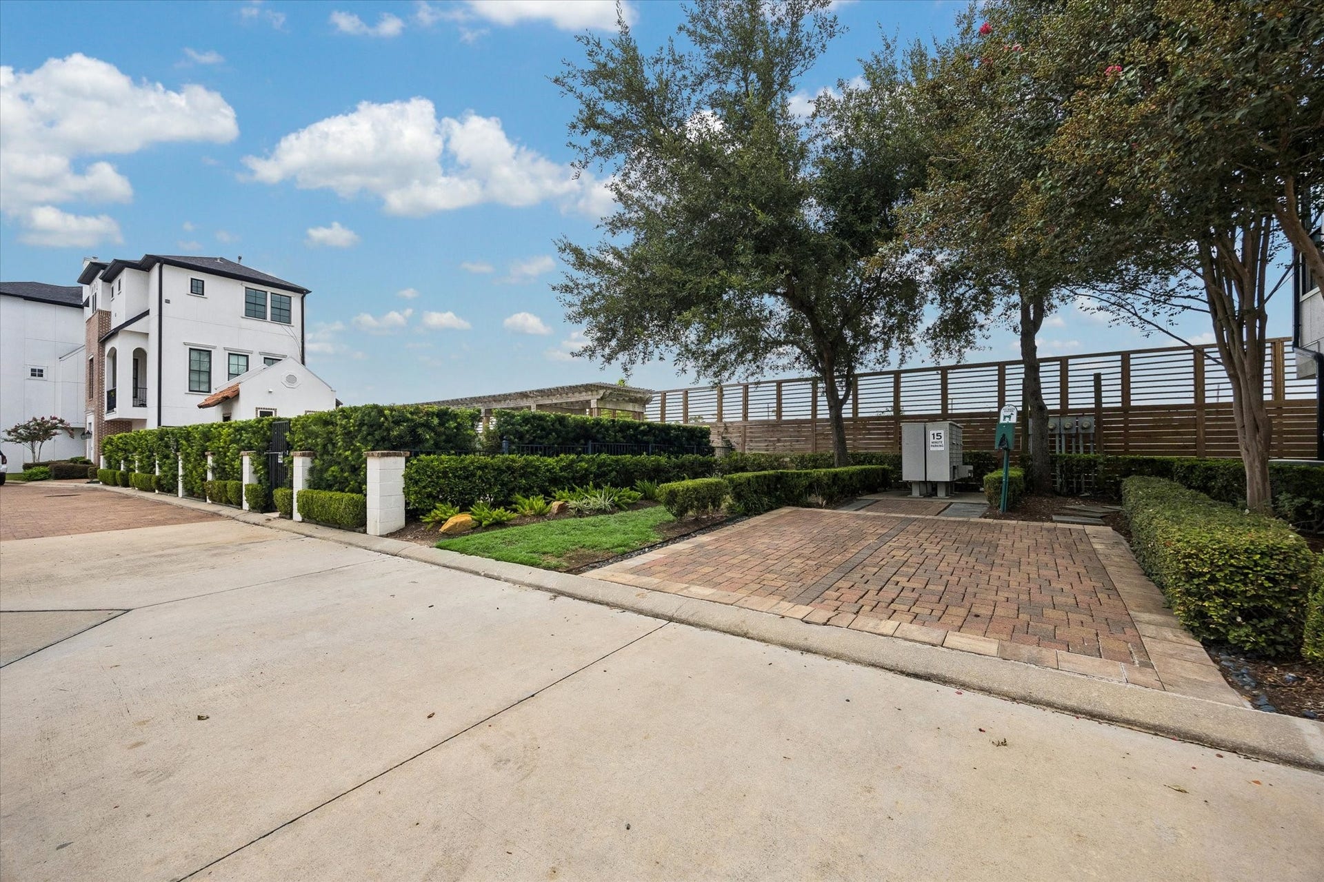 2725 Cohn Garden, Houston, TX 77007 Mature landscaping and tree lined common areas create a peaceful setting within the community, with brick paved spaces thoughtfully integrated throughout the grounds.