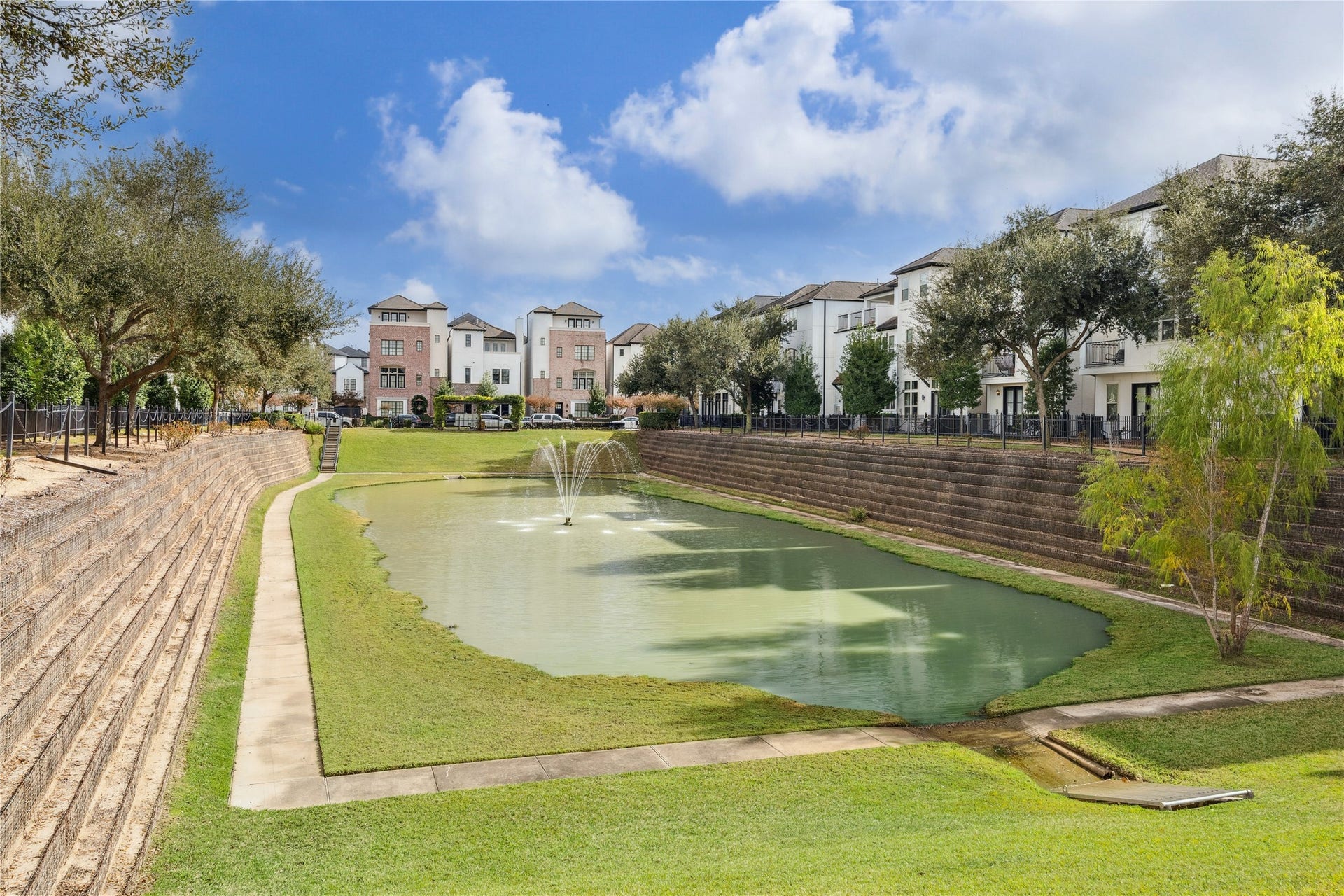 2725 Cohn Garden, Houston, TX 77007 Landscaped community greenbelt centered around a tranquil pond with a working fountain, walking paths, and terraced stone walls. Surrounded by mature trees and well-kept residences, this shared outdoor space adds a peaceful, park-like setting to the neighborhood.