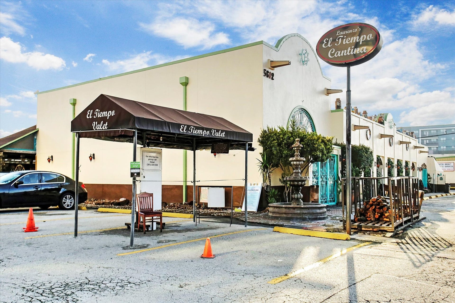2725 Cohn Garden, Houston, TX 77007 El Tiempo Cantina just minutes away, offering a local favorite for Tex-Mex dining, margaritas, and neighborhood gatherings within the Rice Military and Washington Corridor area.
