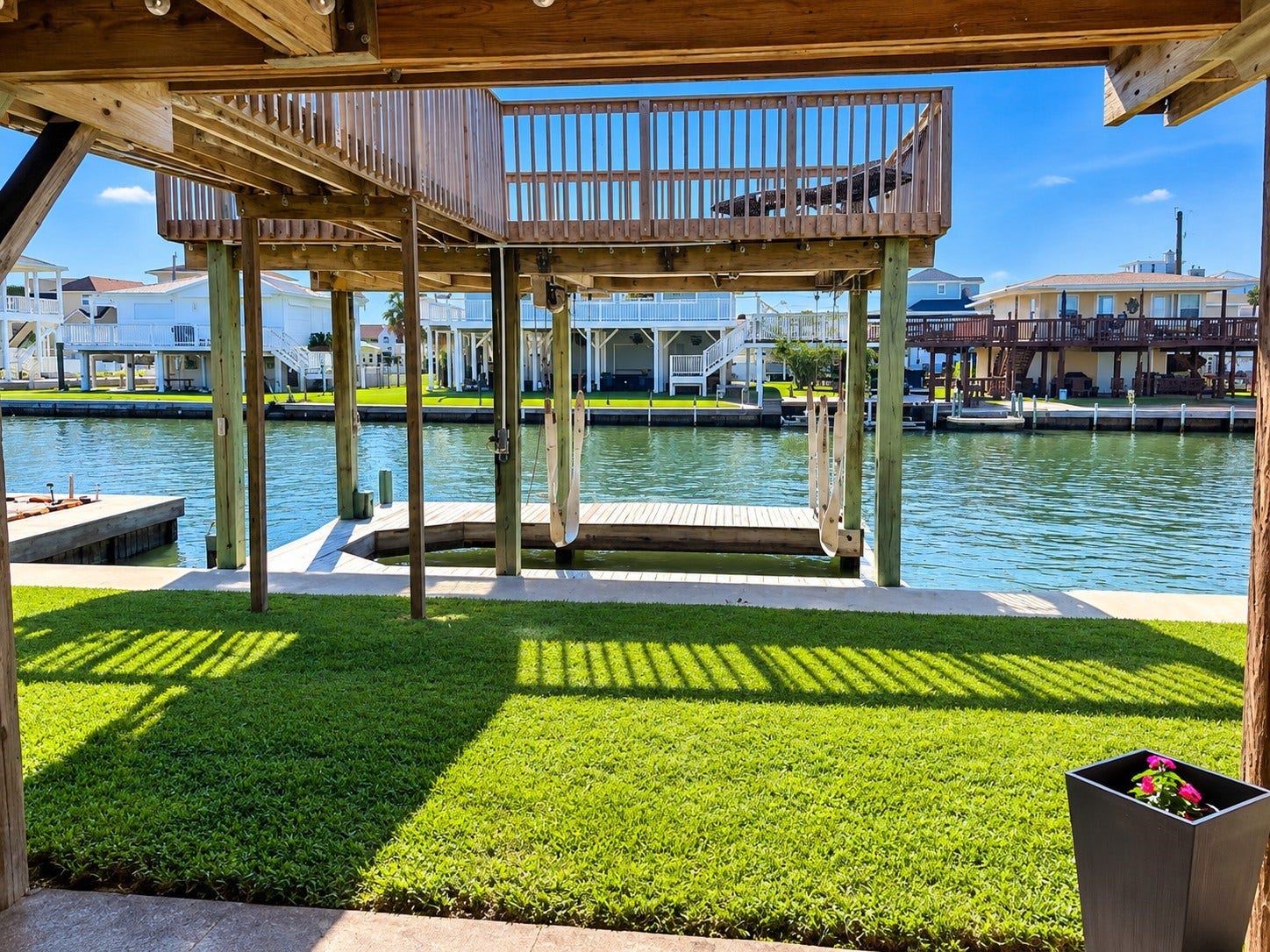 3710 Brewster Key Drive, Galveston, TX 77554 Working boat lift on a great canal