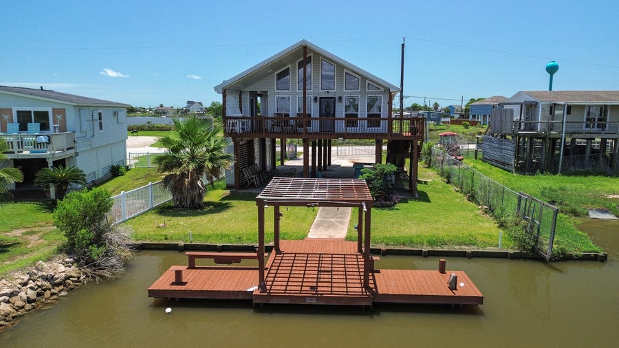 Property photo for 4702 Bayou Lane, Hitchcock, TX