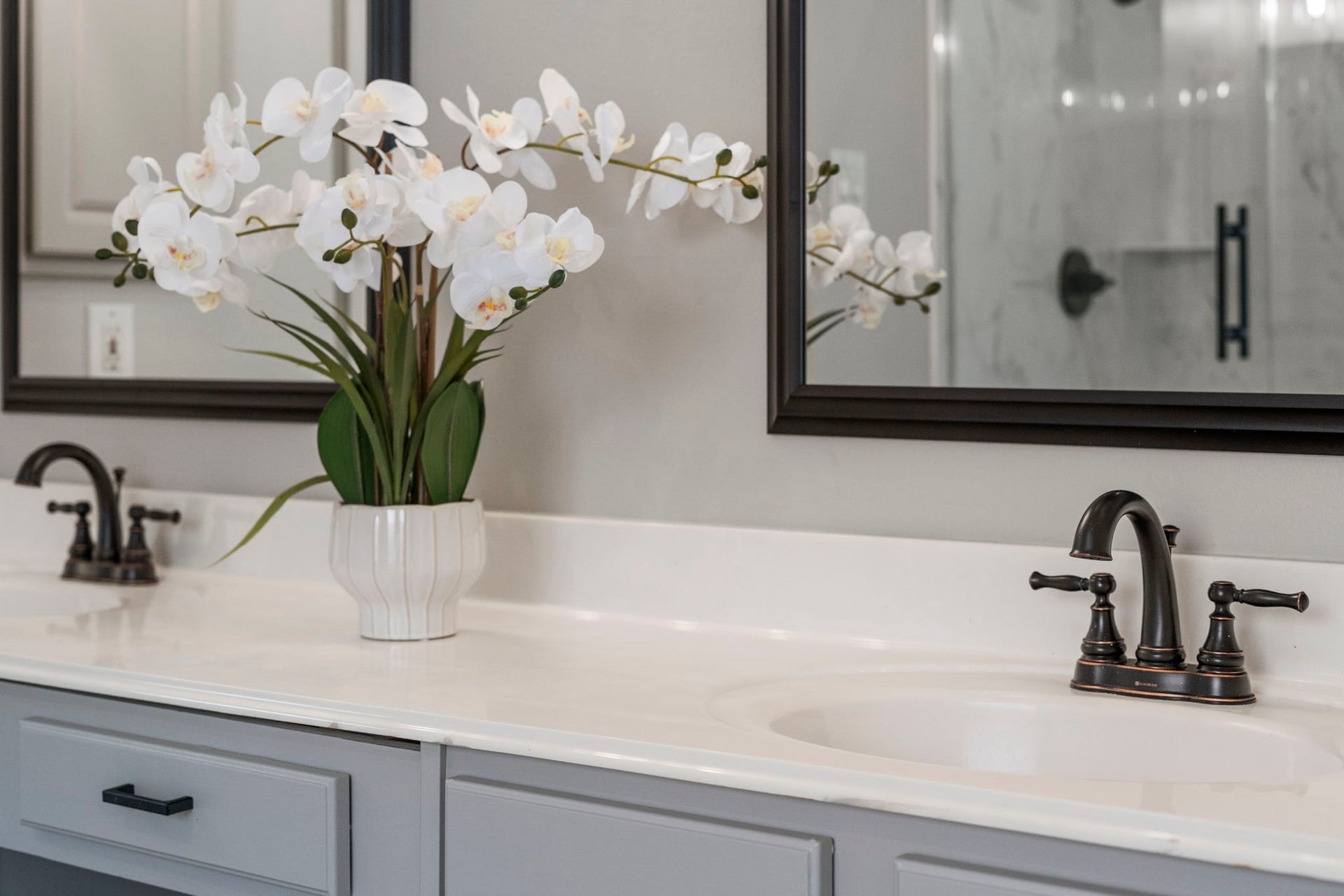 3427 Powell Way, Missouri City, TX 77459 Stylish dual vanity with generous counter space.