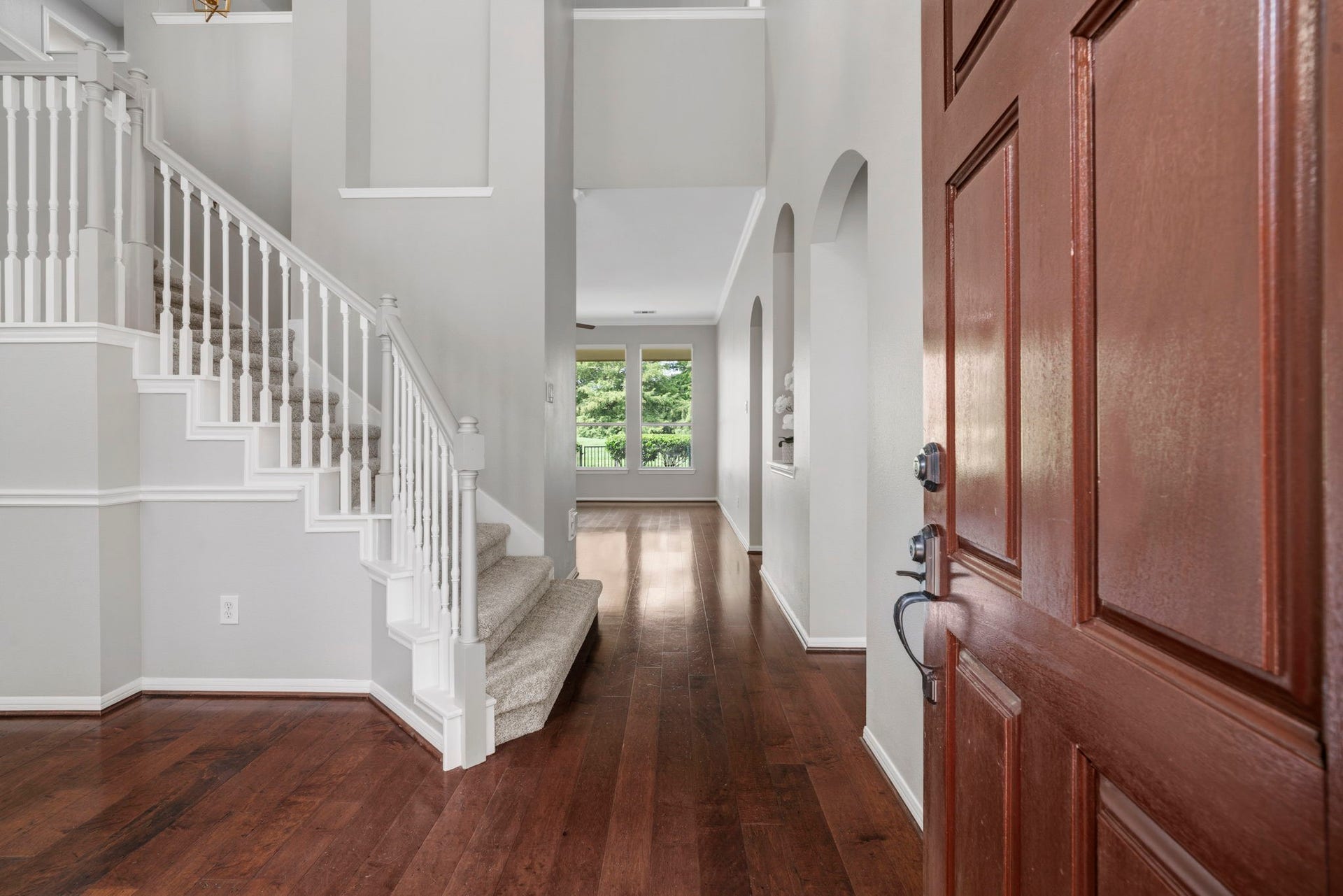 3427 Powell Way, Missouri City, TX 77459 Grand entry with soaring ceilings and an elegant staircase.