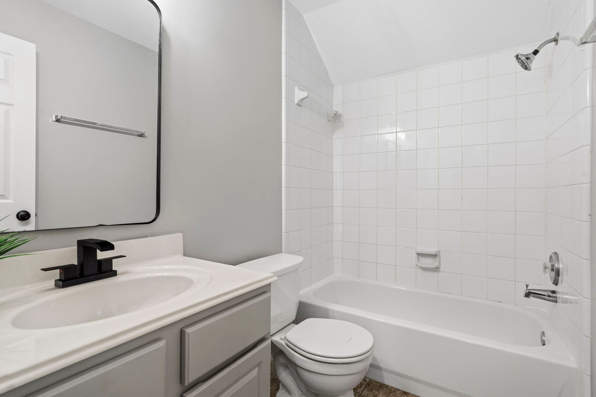 3427 Powell Way, Missouri City, TX 77459 Well-appointed full bath with a tub-and-shower combination.
