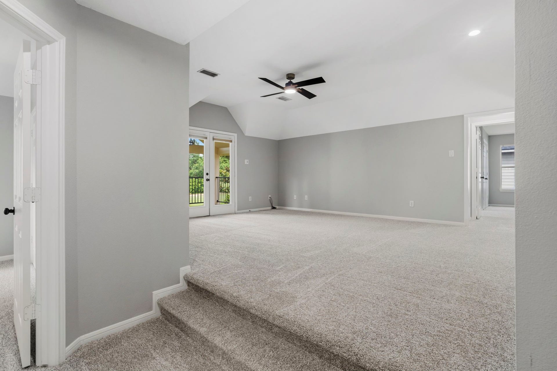 3427 Powell Way, Missouri City, TX 77459 Expansive upstairs game room with a vaulted ceiling.