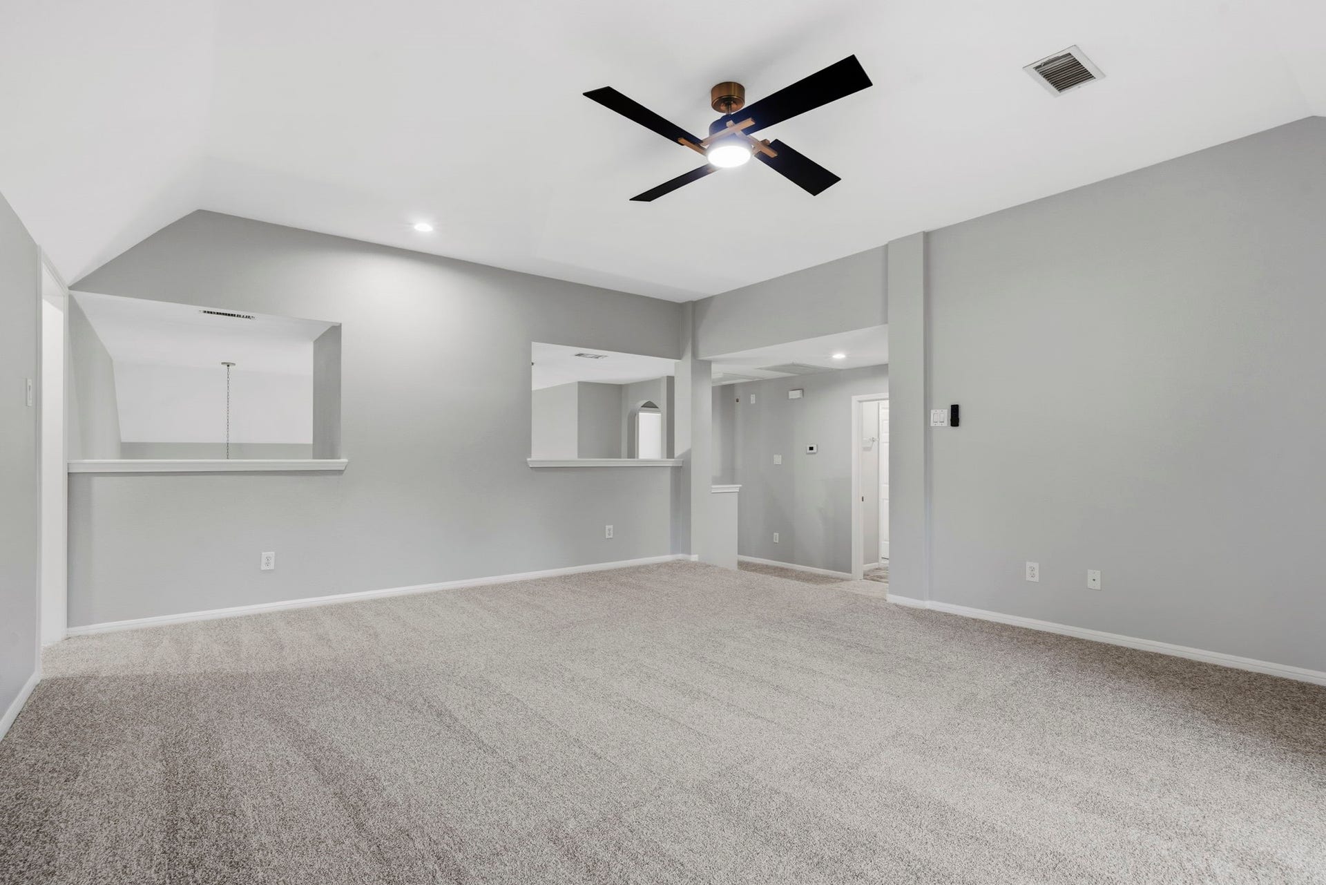 3427 Powell Way, Missouri City, TX 77459 Open upstairs retreat with flexible space for relaxing or entertaining.