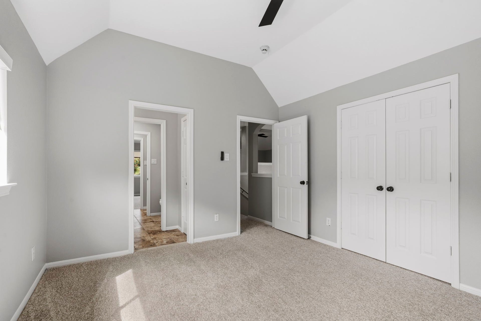 3427 Powell Way, Missouri City, TX 77459 Inviting bedroom with a vaulted ceiling and ample closet space.