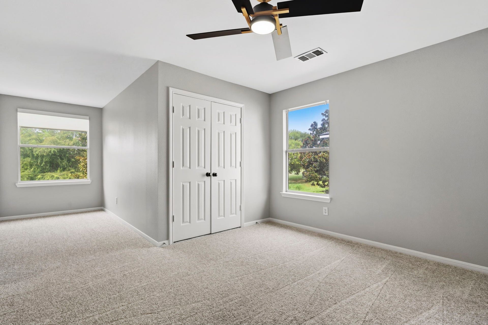 3427 Powell Way, Missouri City, TX 77459 Bright secondary bedroom with dual windows and ample closet space.