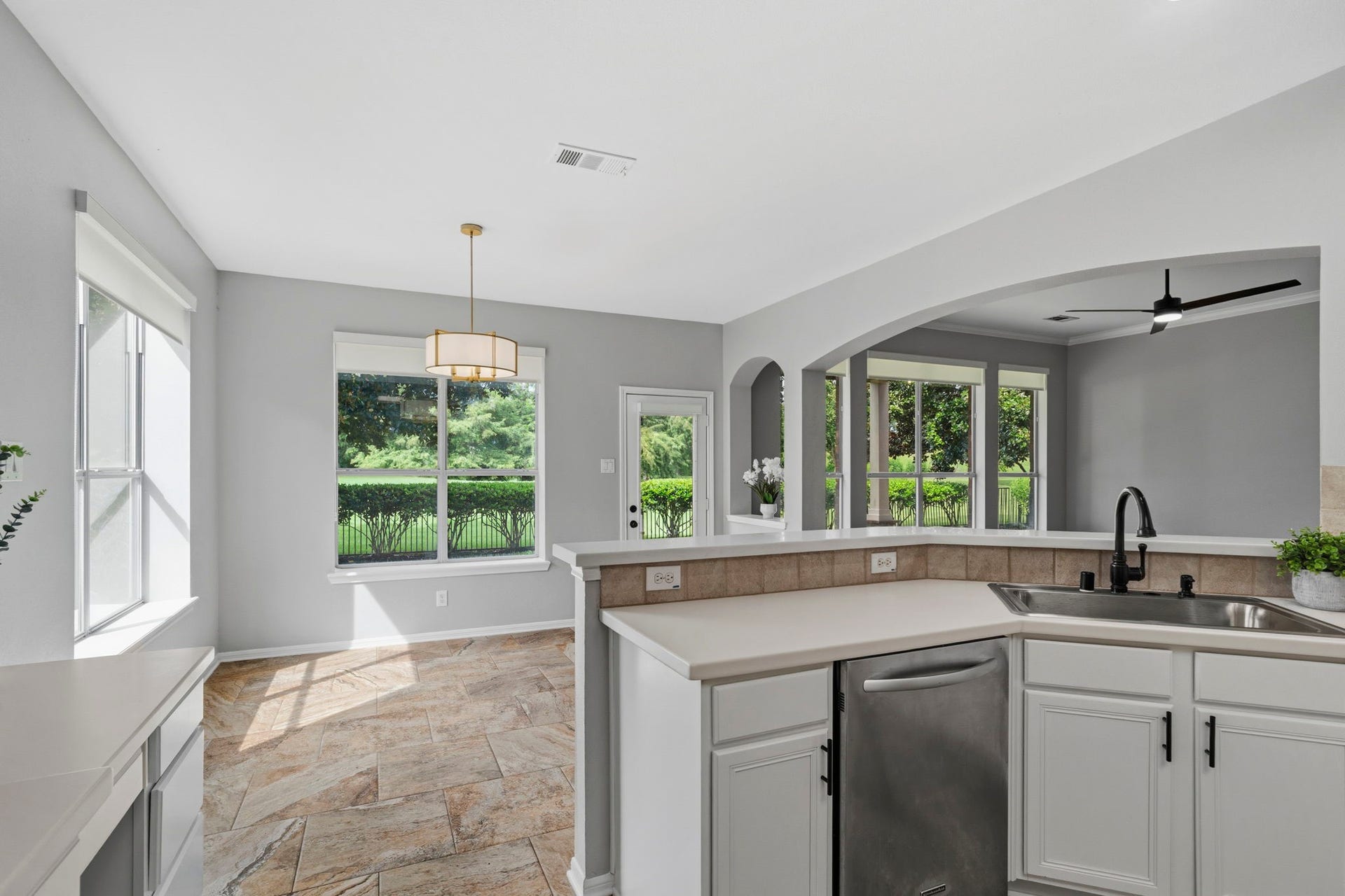 3427 Powell Way, Missouri City, TX 77459 Inviting breakfast area overlooking the peaceful backyard.