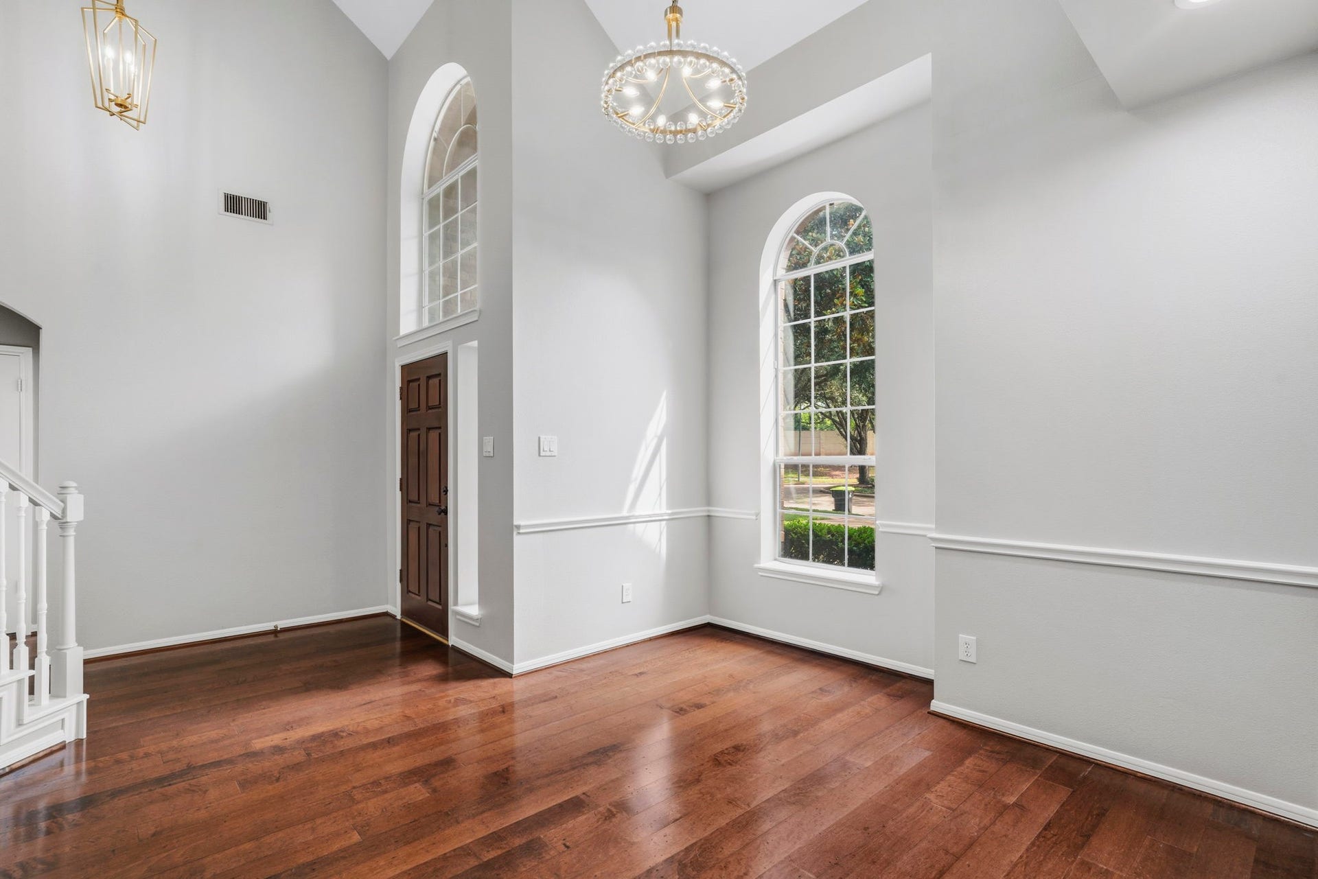 3427 Powell Way, Missouri City, TX 77459 Dramatic living area with soaring ceilings and towering windows.