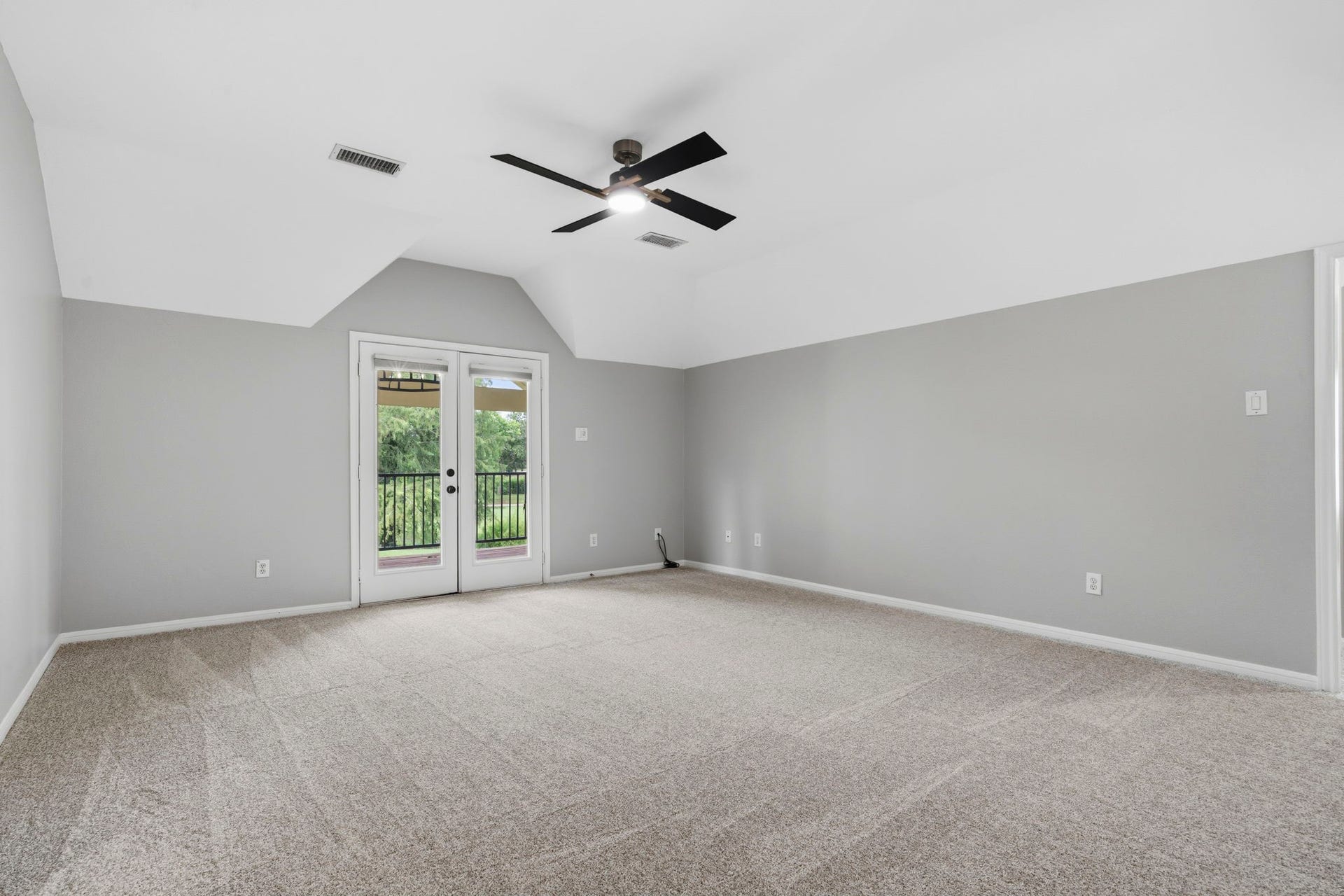 3427 Powell Way, Missouri City, TX 77459 Expansive game room with a vaulted ceiling and balcony access.