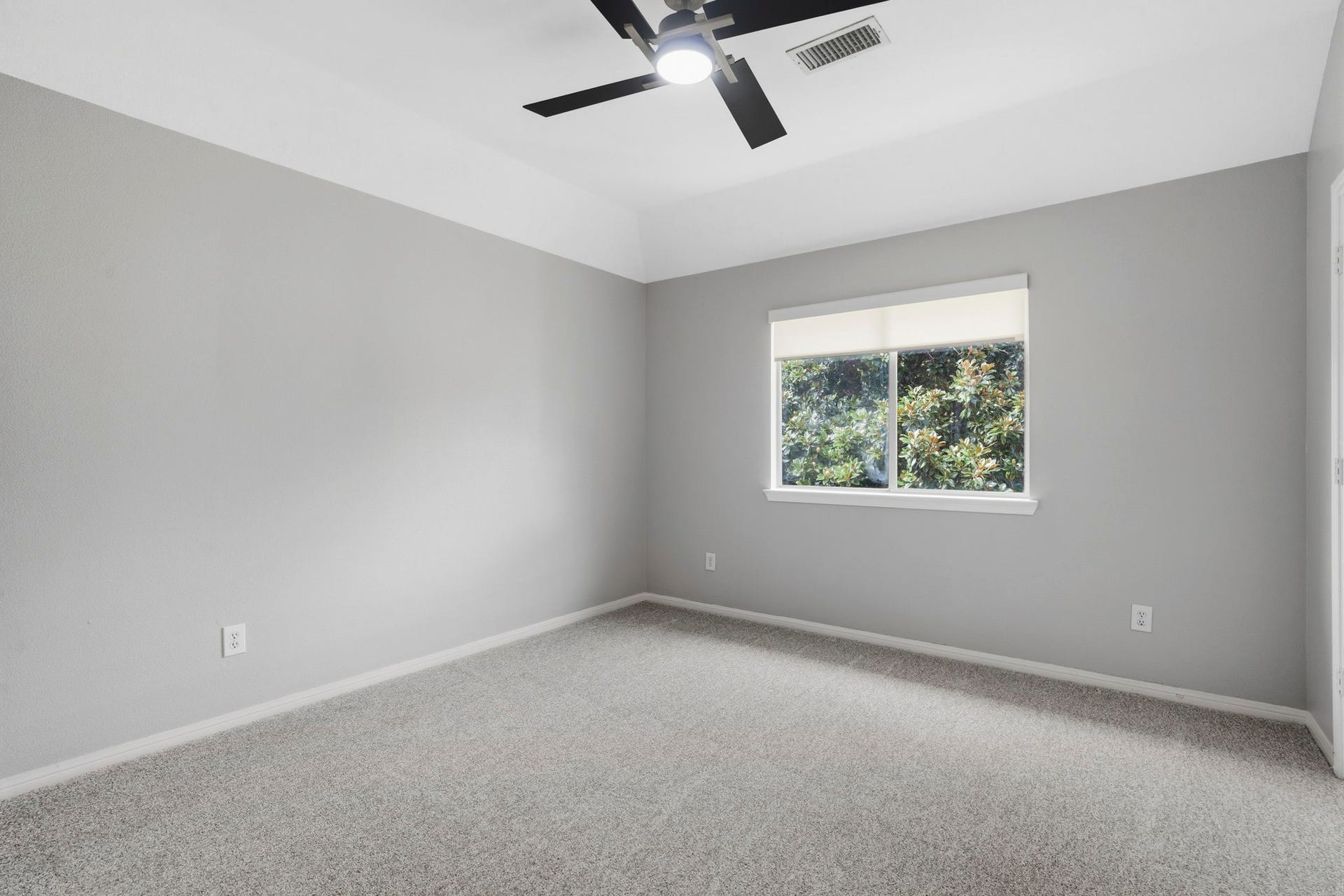 3427 Powell Way, Missouri City, TX 77459 Spacious secondary bedroom with a vaulted ceiling and bright window.