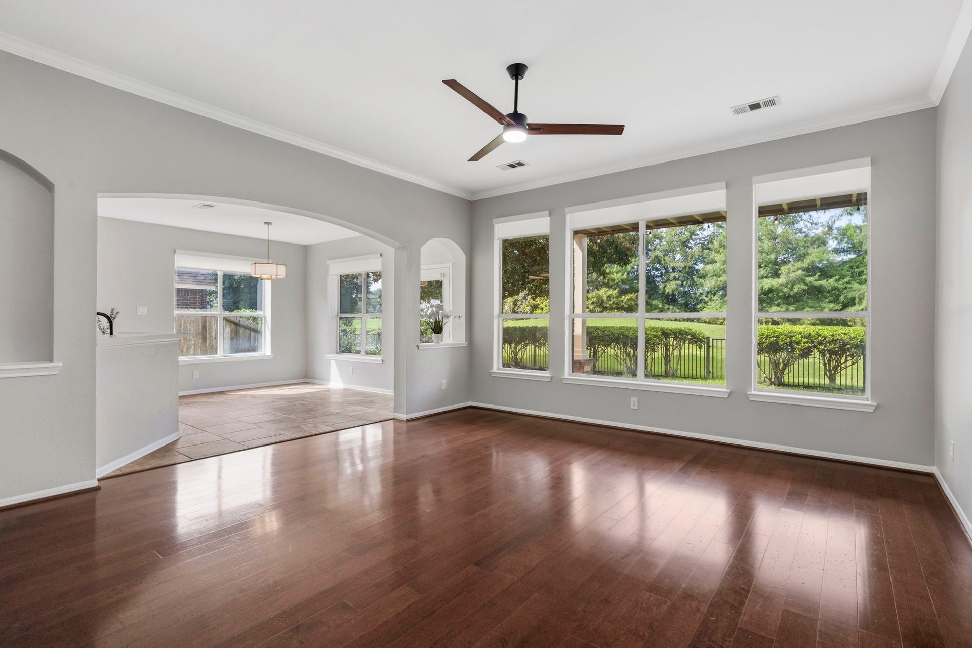 3427 Powell Way, Missouri City, TX 77459 Sunlit living area with abundant windows and an open layout.